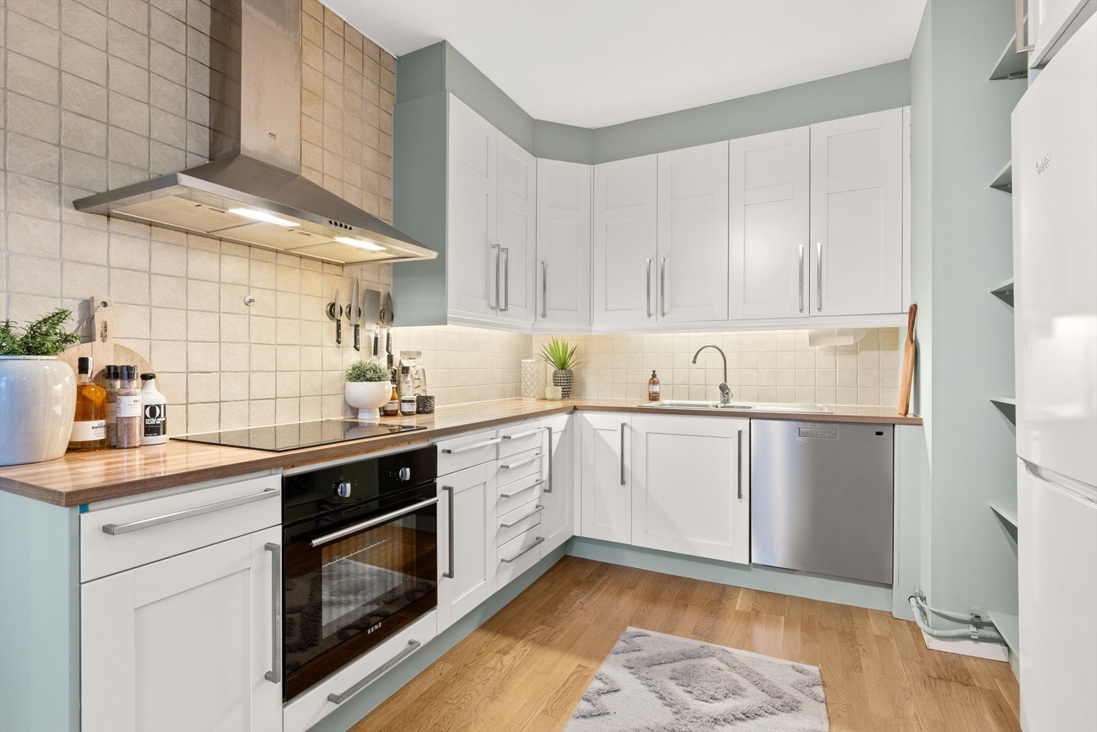 Flott og tidløst kjøkken med mye skap- og benkeplass. Galleribilde