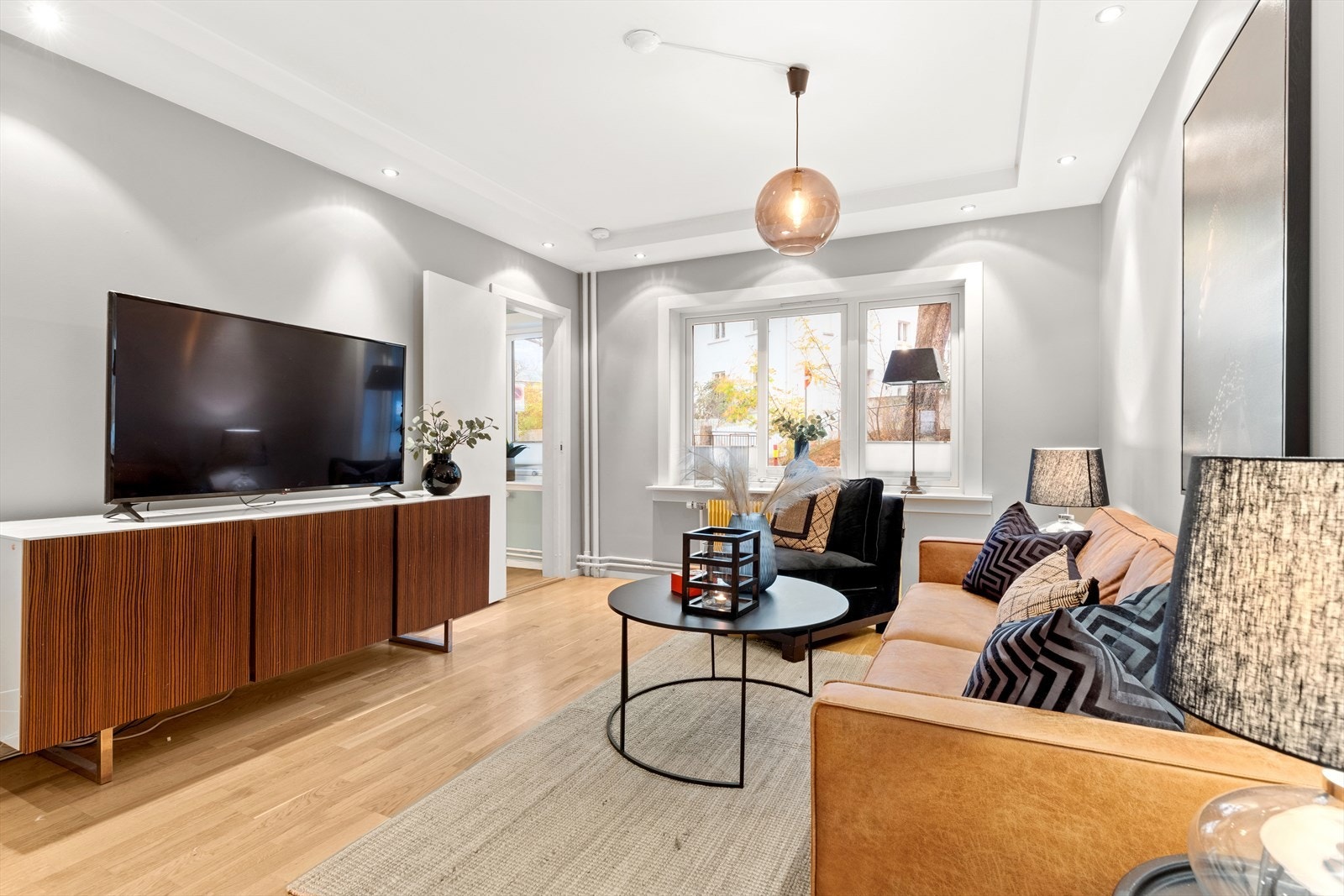 Leiligheten er gjennomgående og samtlige soverom vender mot grønn bakgård. Galleribilde