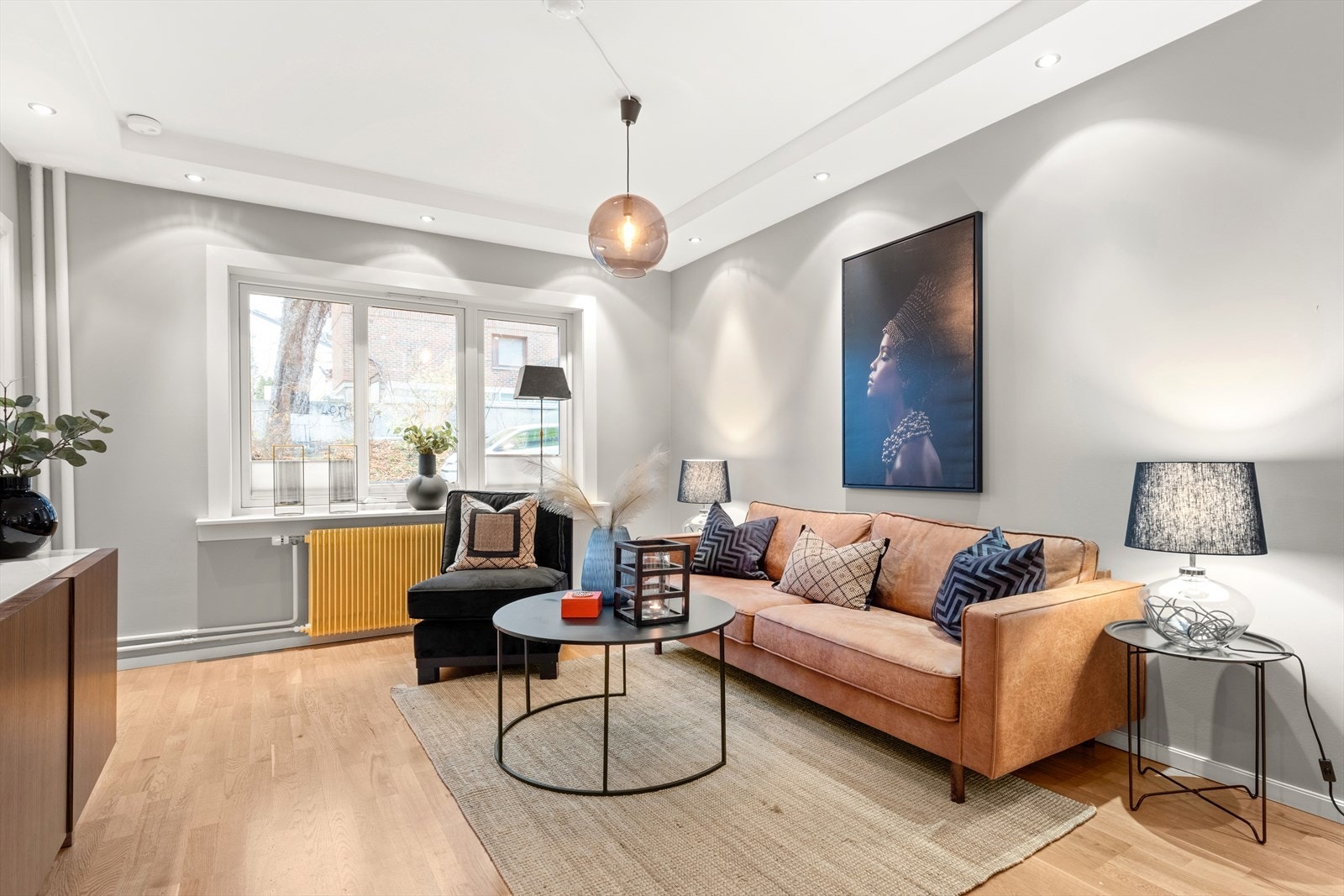 Stuen er svært romlig og gir deg plass til både sofagruppe, loungestoler, spisegruppe og TV med tilhørende møblement. Galleribilde