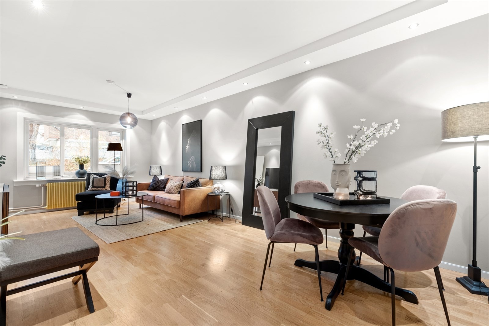 Velkommen til Oscars gate 8A, en tiltalende 4-roms selveierleilighet med en svært attraktiv og tilbaketrukket beliggenhet i en rolig enveiskjørt gate mellom Bislett og Hegdehaugsveien. Galleribilde