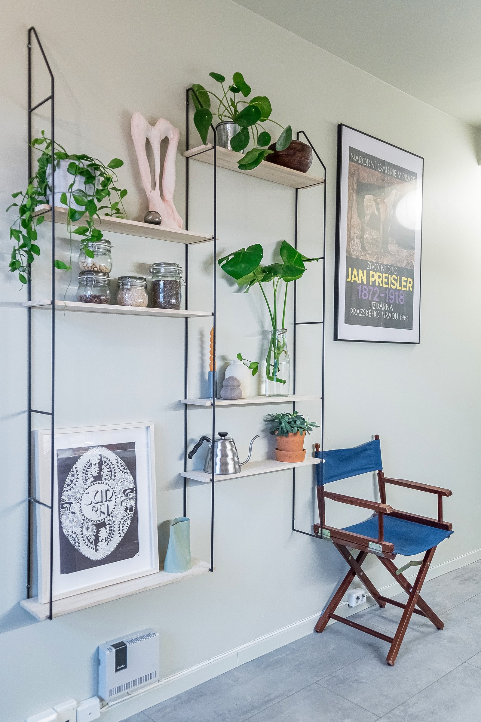 Langs veggen er det plass til flere oppbevaringshyller, og et spisebord. Da kan du møblere med en sofa og tv benk ved vinduet i tillegg. Galleribilde