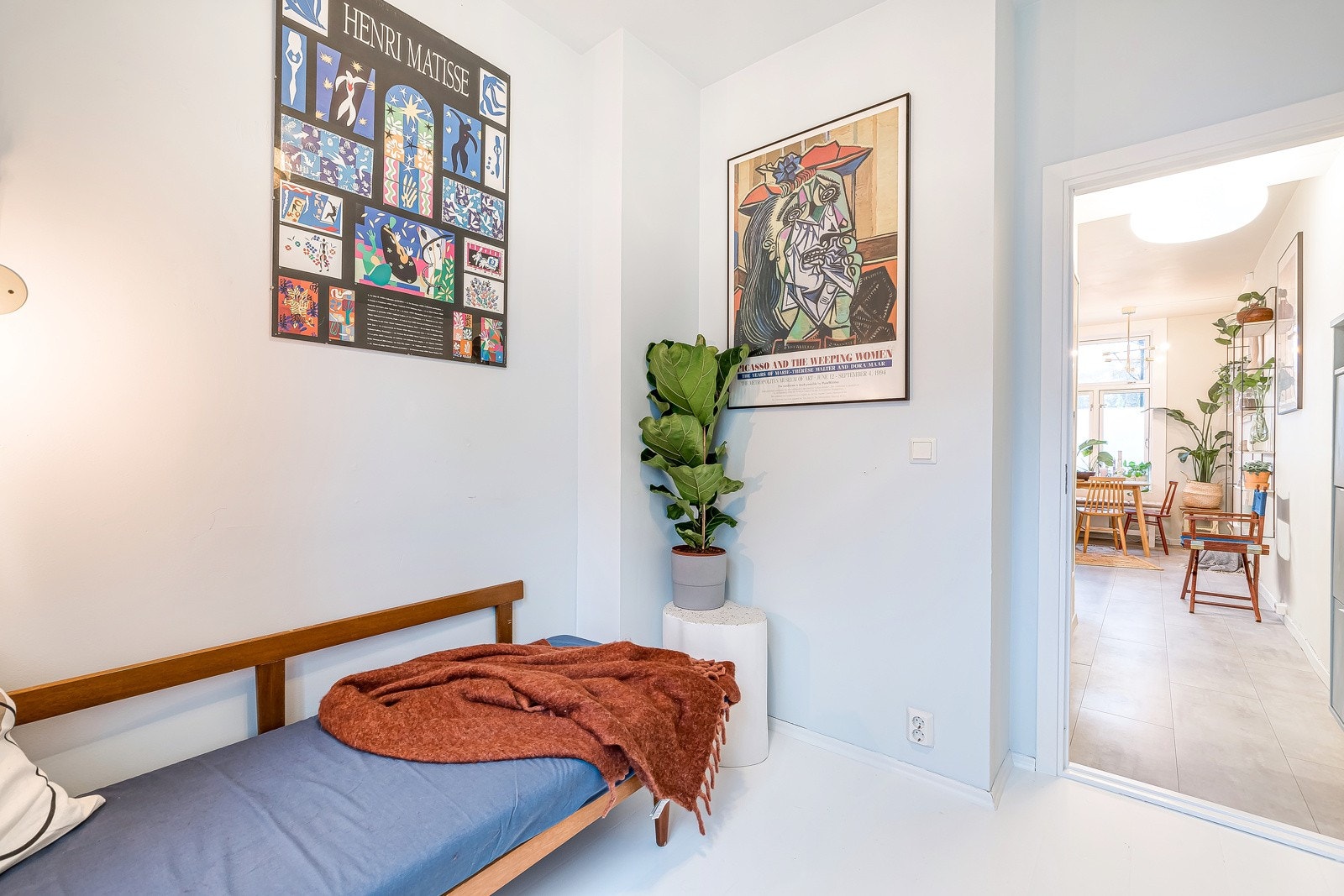 Innred med en dagseng som fungerer som sofa på dagtid, og er enkel å re opp for natten. Her er det også god plass til et garderobeløsning langs endeveggen. Galleribilde