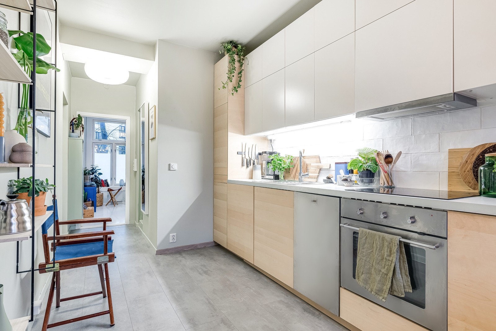Kjøkkeninnredningen fra IKEA er veldisponert og innholdsrik. Galleribilde