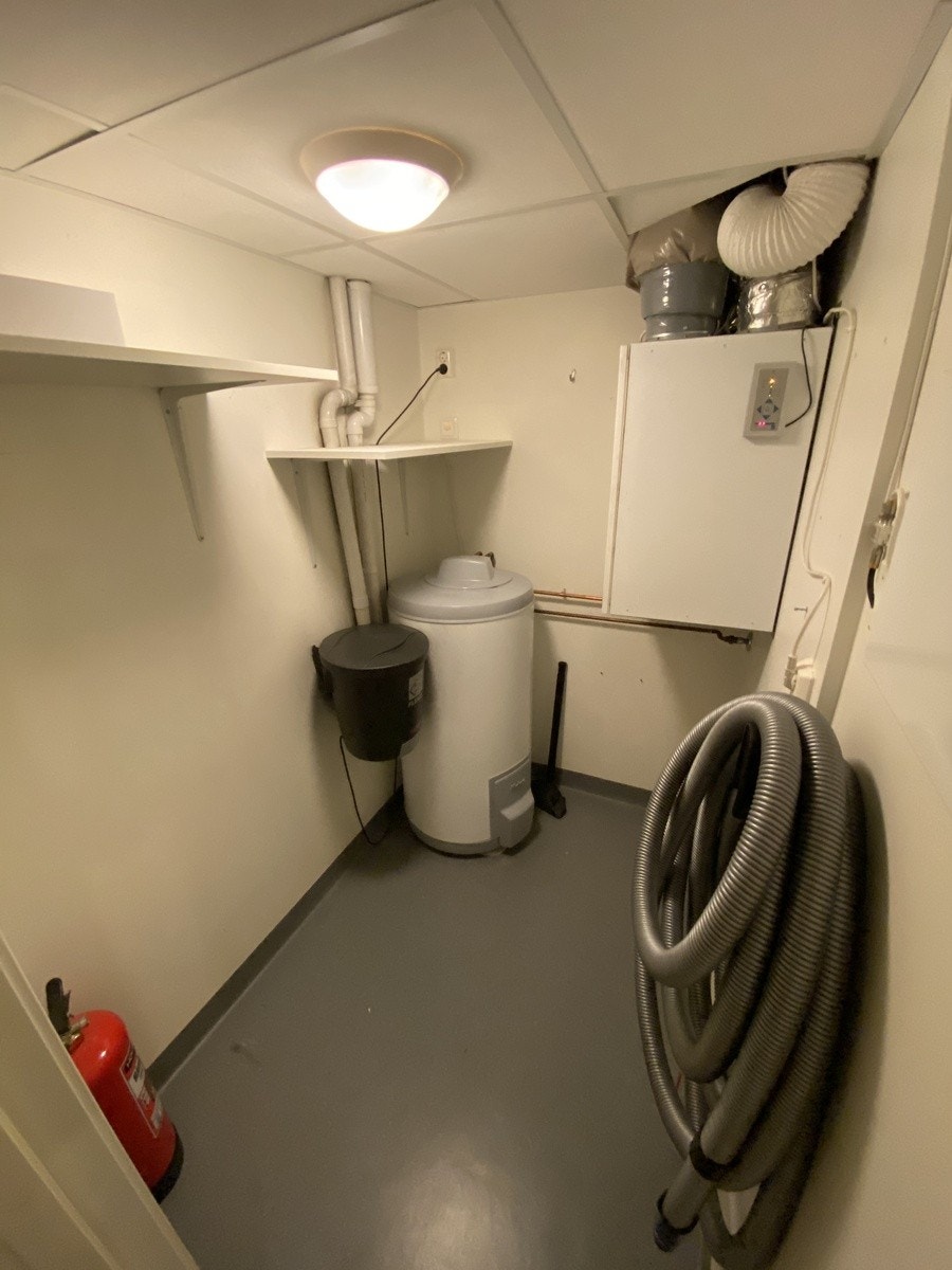 Teknisk rom, det er satt inn ekstra kombikjøleskap her i ettertid. Galleribilde