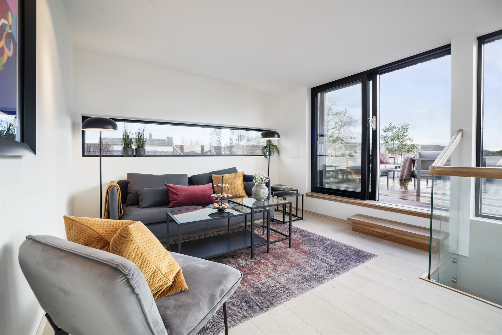 I tredje etasje er det en loftstue med skyvedører til takterrassen og overflater i tråd med øvrige boligrom. Galleribilde
