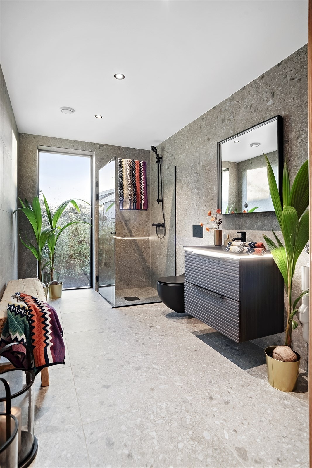 Badet i 1. etasje har sorte, stilige detaljer, blant annet som dusjgarnityr og vegghengt toalett. Galleribilde
