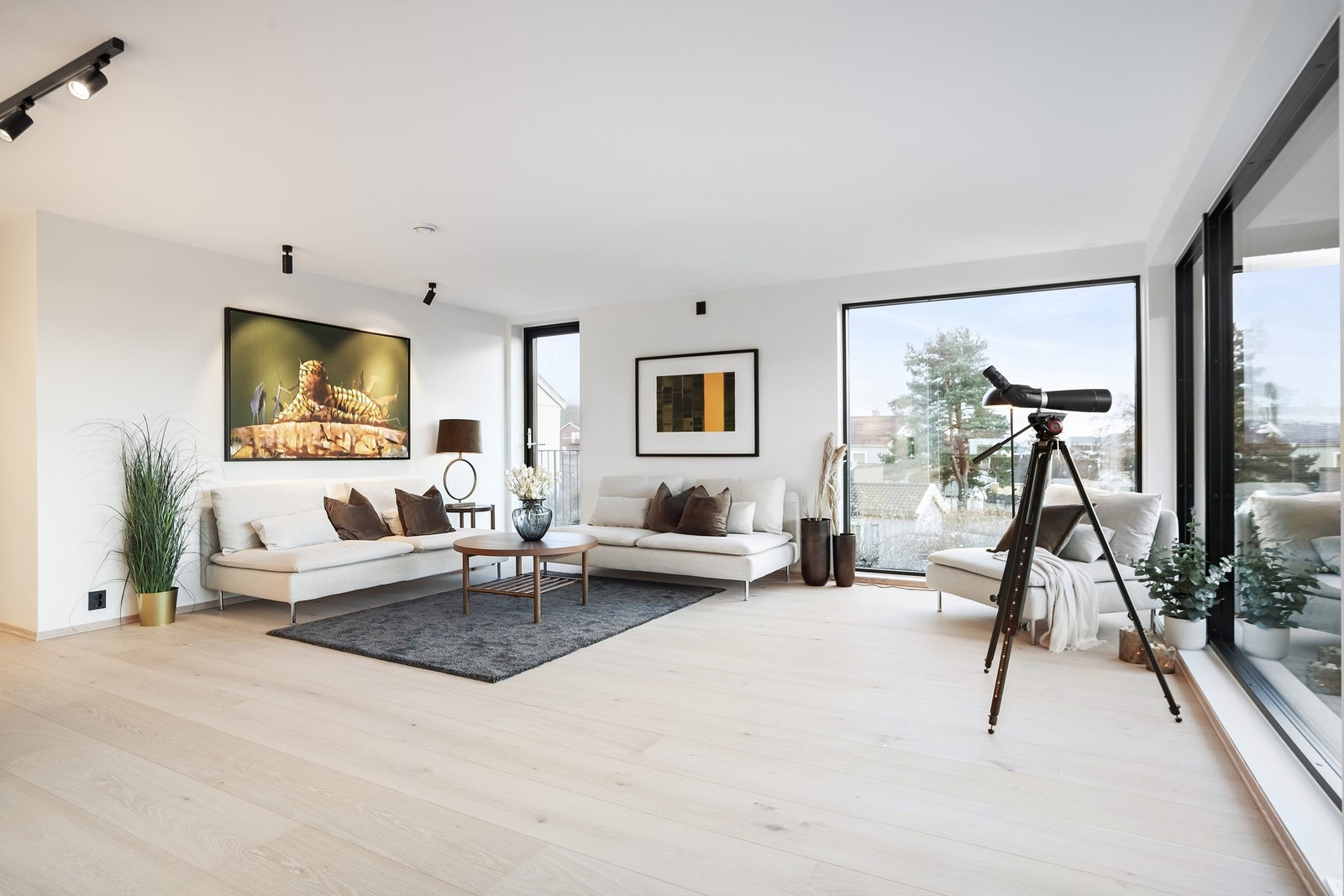 Moderne belysning er velplassert i taket og kan justeres etter behov for lys. Galleribilde
