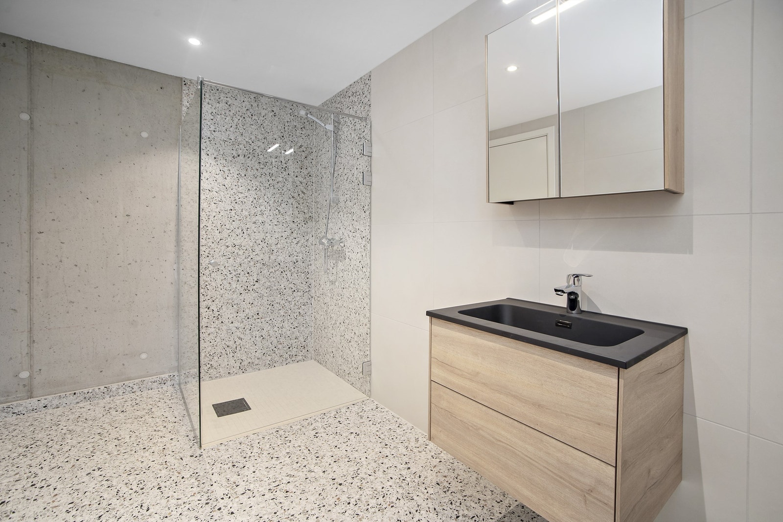 Lekre flisvalg, dusjsone med glassvegg, moderne innredning, opplegg for vaskemaskin. Galleribilde