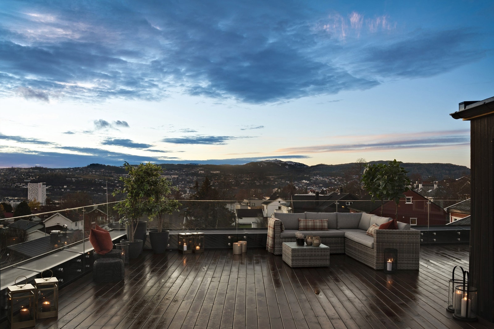 Beliggenheten byr på spektakulær utsikt over landskapet, og nytes best fra boligens takterrasse. Galleribilde