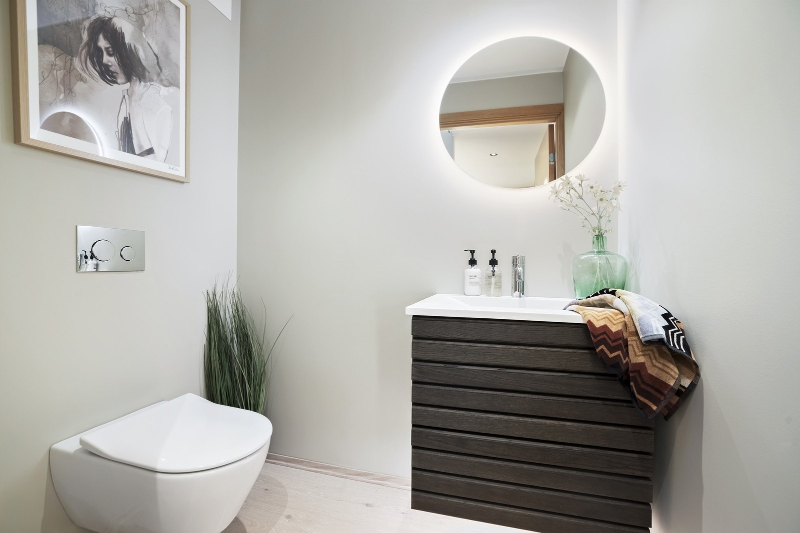 I andre etasje er det et eget pent wc-rom med vegghengt toalett og belysning bak speil. Galleribilde