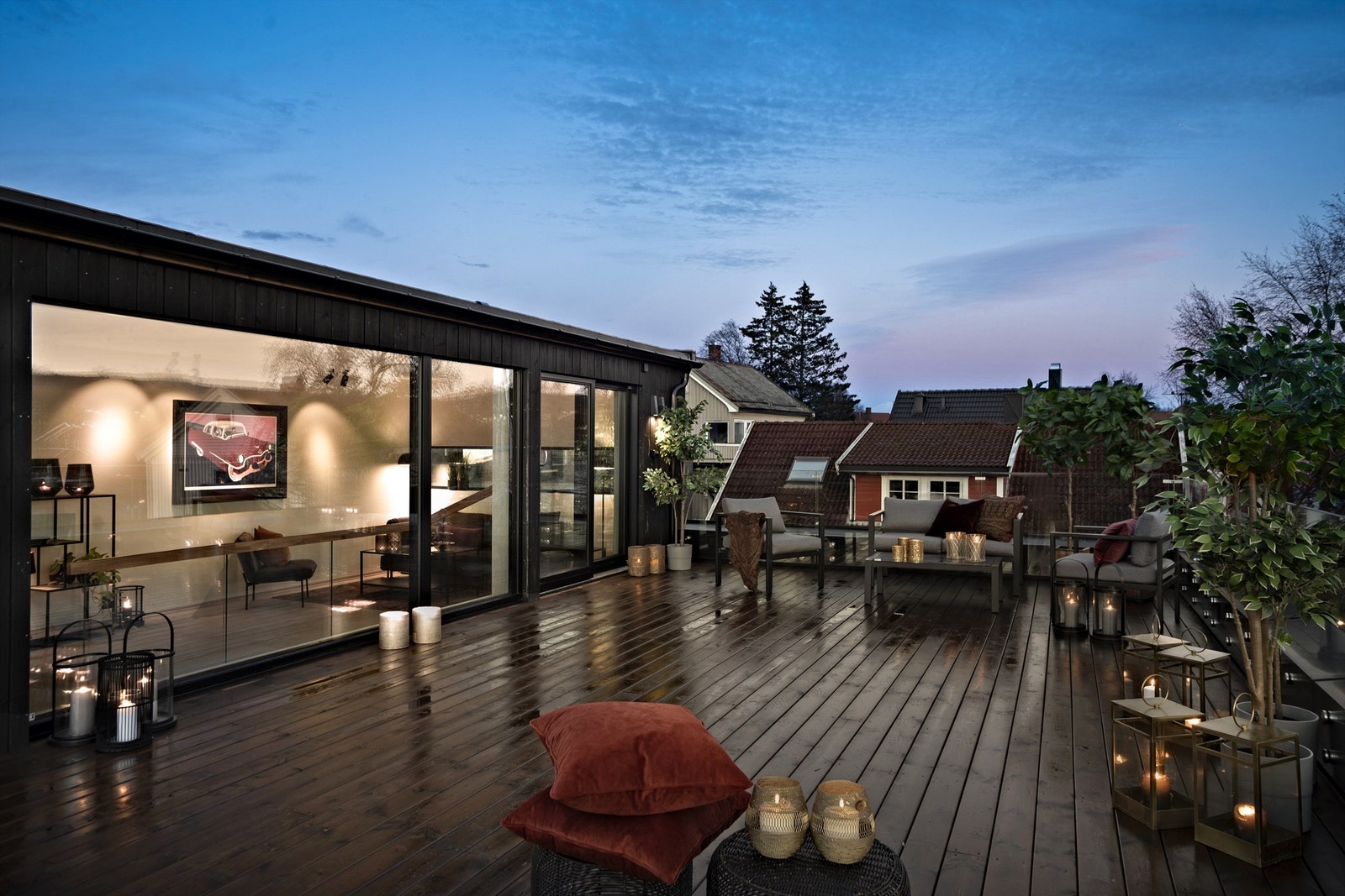 Takterrassen er helt unik, med ca. 70 kvm. bruksareal, omkranset av glass. Tilrettelagt for jacuzzi og utekjøkken. Galleribilde