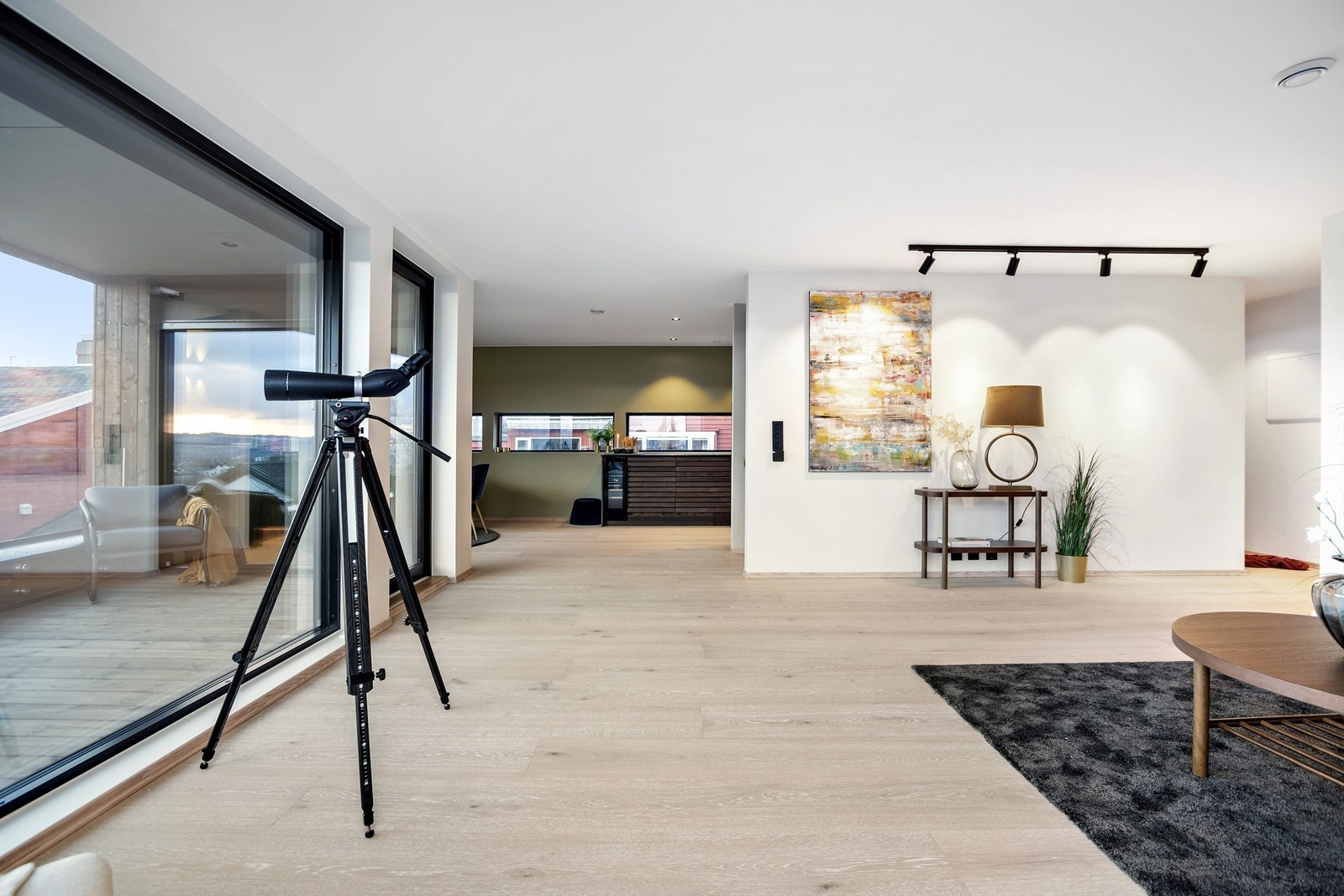 Eneboligen byr på innholdsrik planløsning, høy standard og barnevennlige, solrike omgivelser. Galleribilde