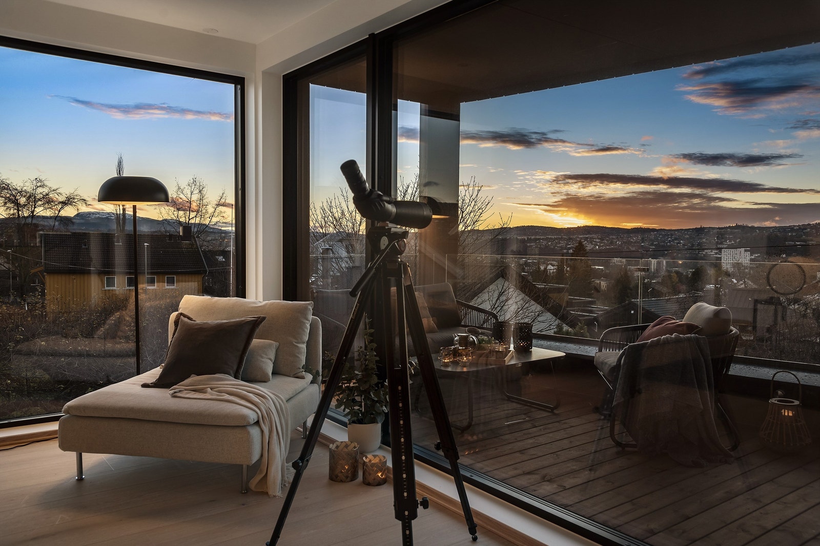 Utsikten er opprettholdt på best mulig vis, og de fleste av vinduene mot sør/vest har innebygde screens. Galleribilde