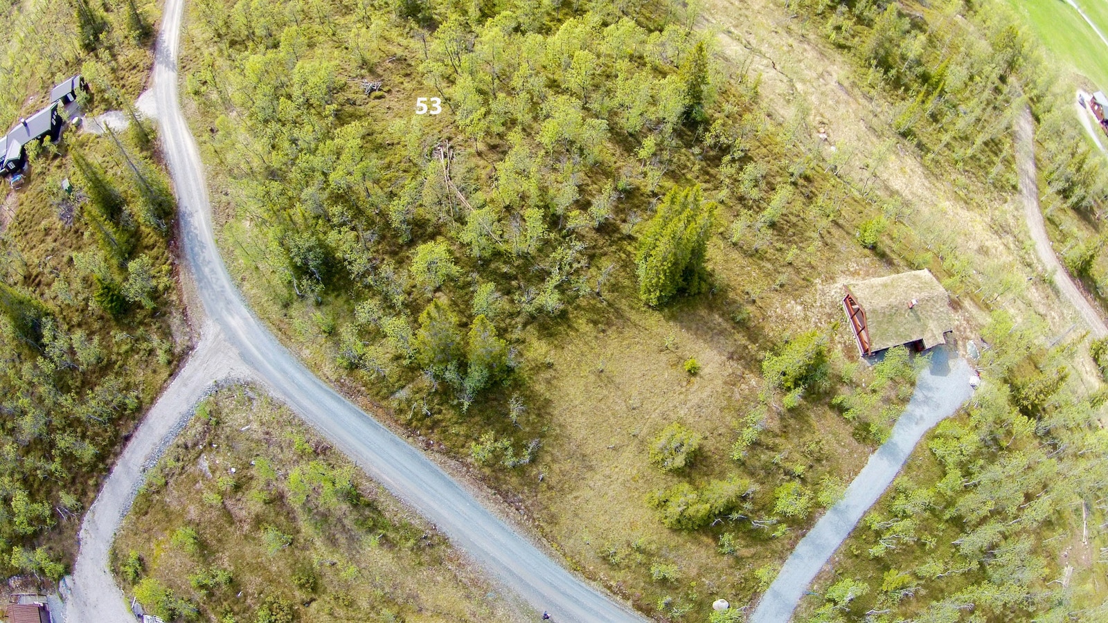 Bildeutsnitt ned mot tomt 53 gir et godt inntrykk av tomteplassering også til hytta nedenfor Galleribilde
