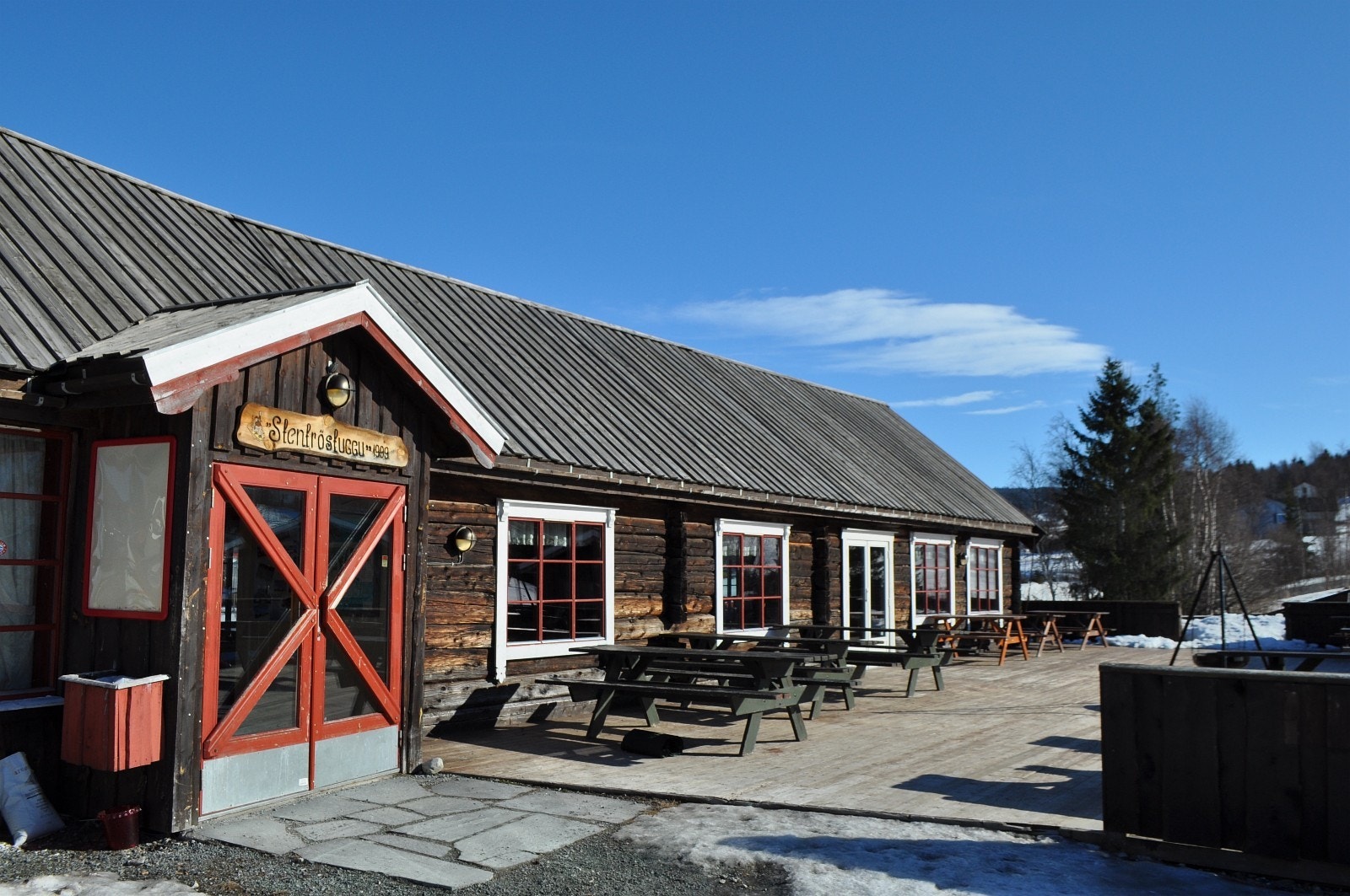 Stentrøstuggu i enden av bakkene er skisenterets egen varmestue hvor det serveres både vått, tørt, kaldt og varmt Galleribilde