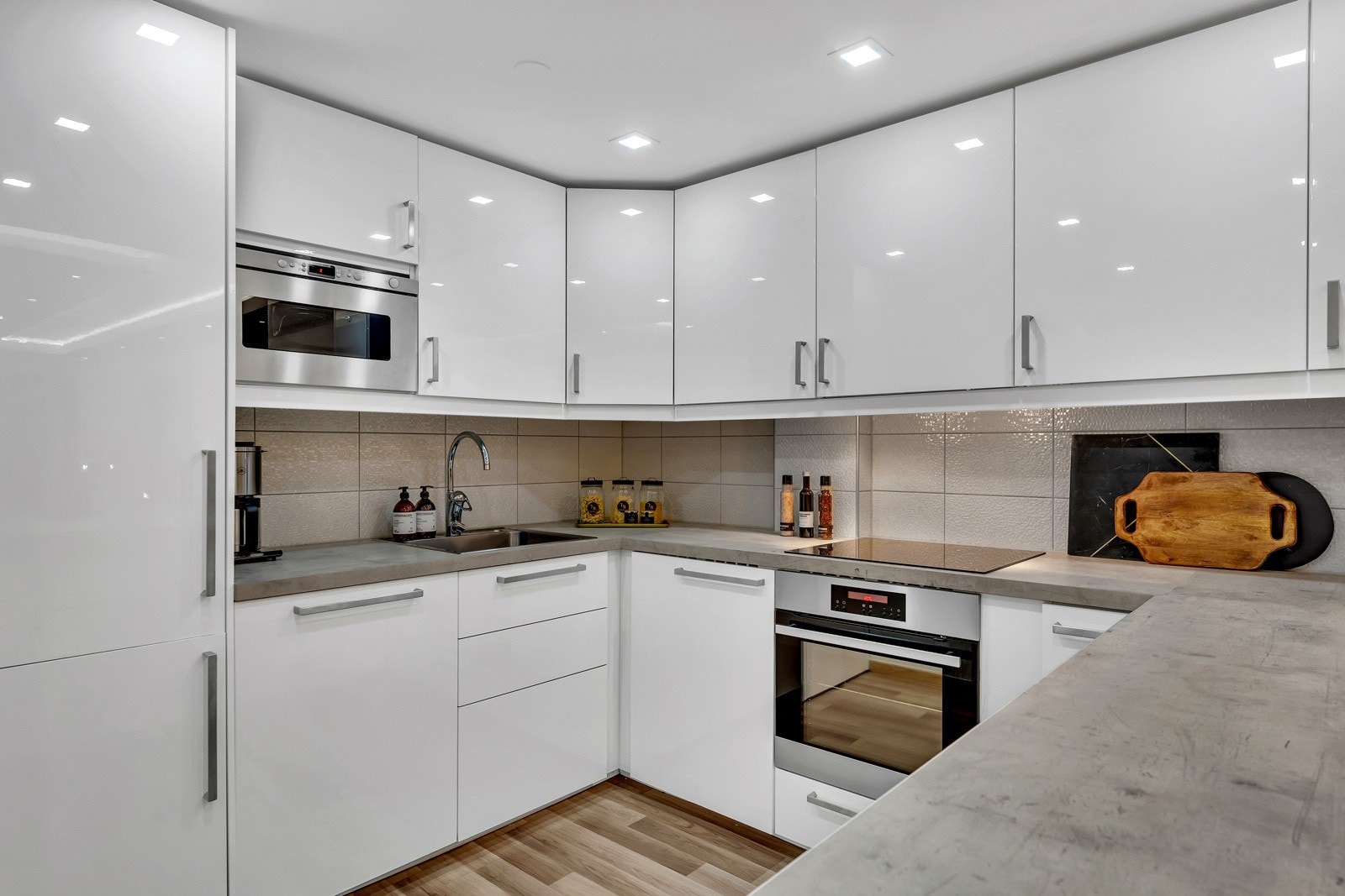 Kjøkkenet er plassert innerst i allrommet og har en stilren Ikea-innredning fra 2015 Galleribilde