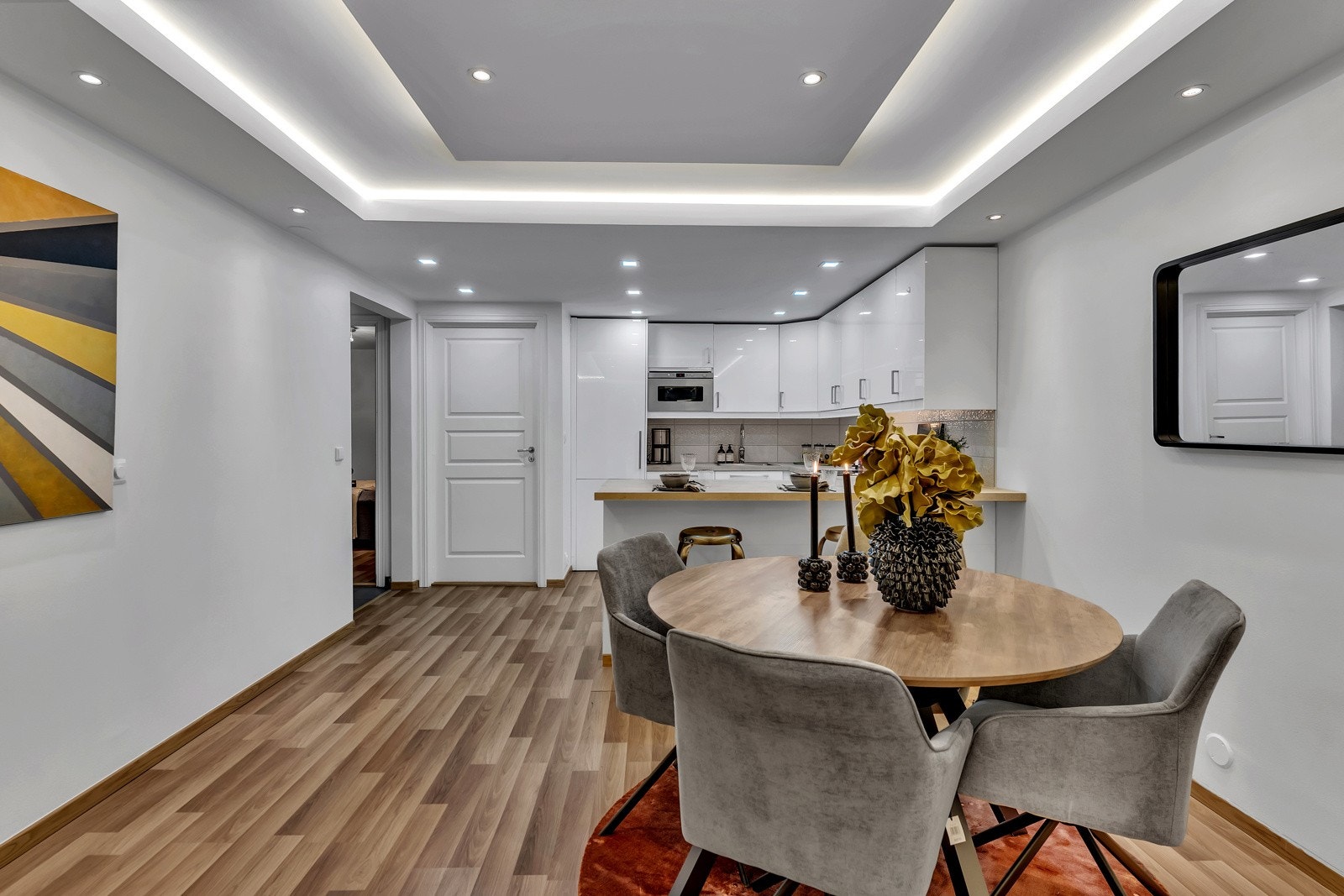 Stuen og kjøkkenet er et stilig oppholdsrom som skapt for matlaging, kos og sosiale sammenkomster Galleribilde