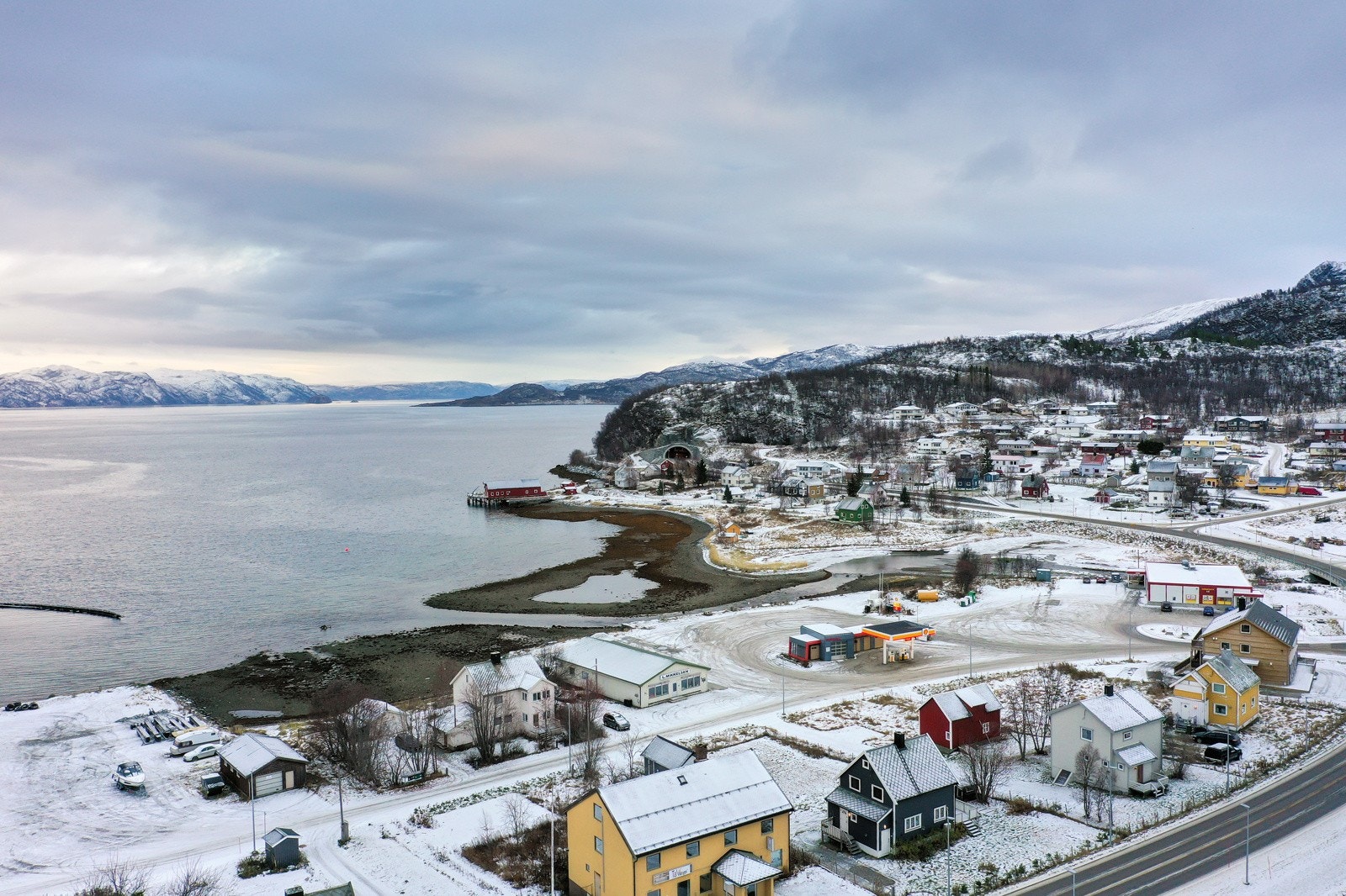 Eiendommen ligger midt i Talvik og kun ca. 100 meter fra E6 Galleribilde