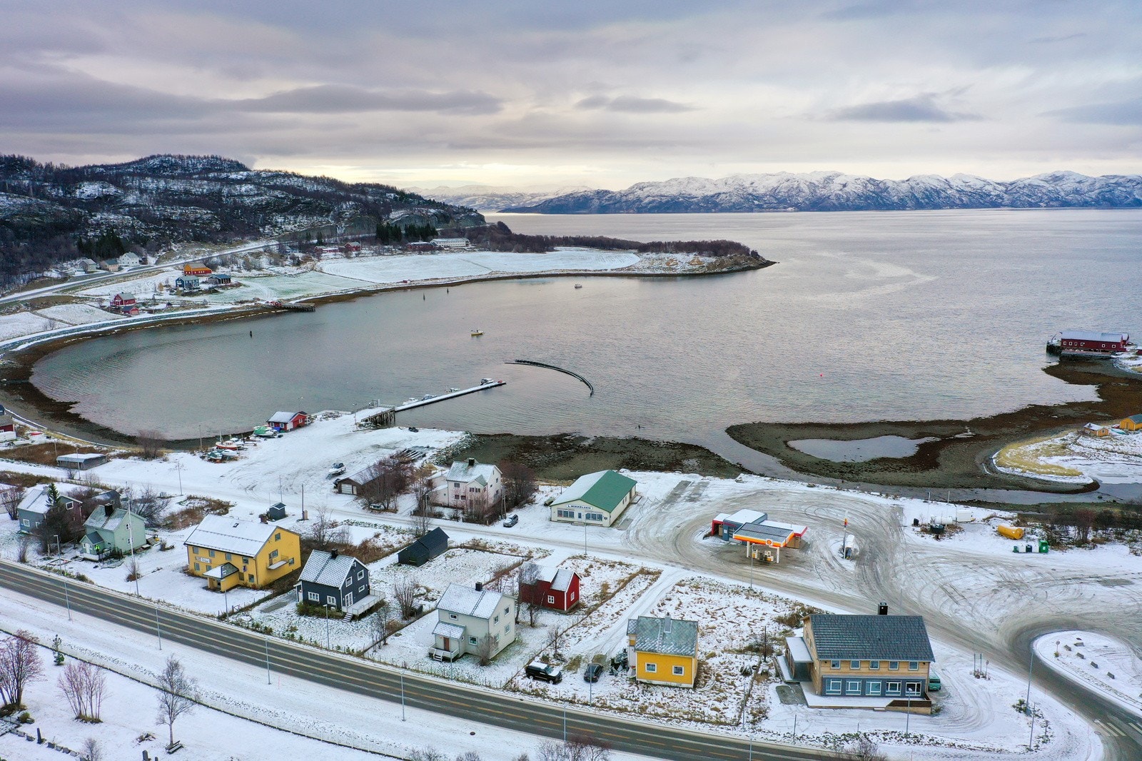 Eiendommen ligger midt i Talvik og kun ca. 100 meter fra E6 Galleribilde