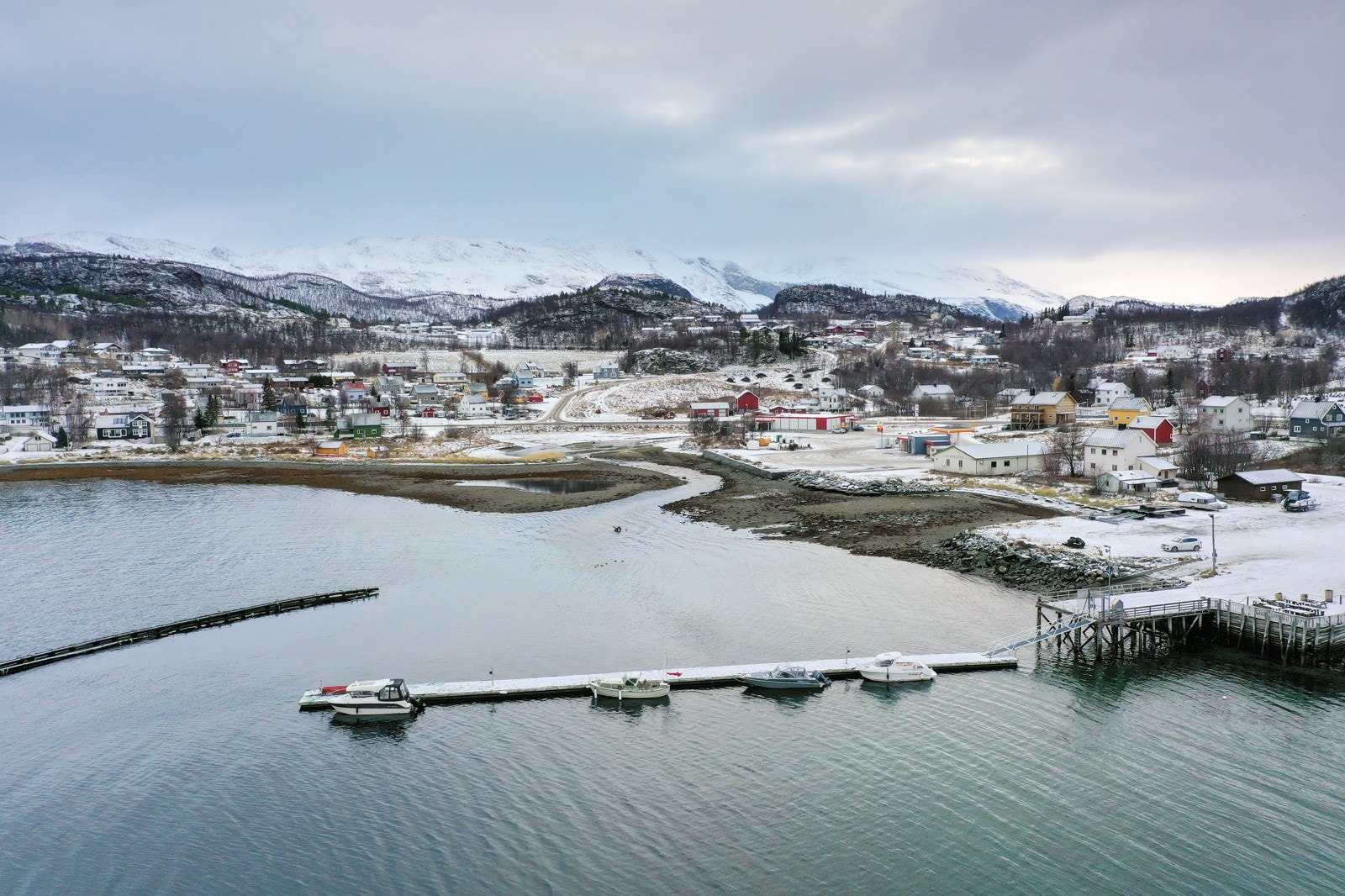 Talvik sett fra sjøsiden - Båthavna med flytebrygge i forkant av bildet Galleribilde