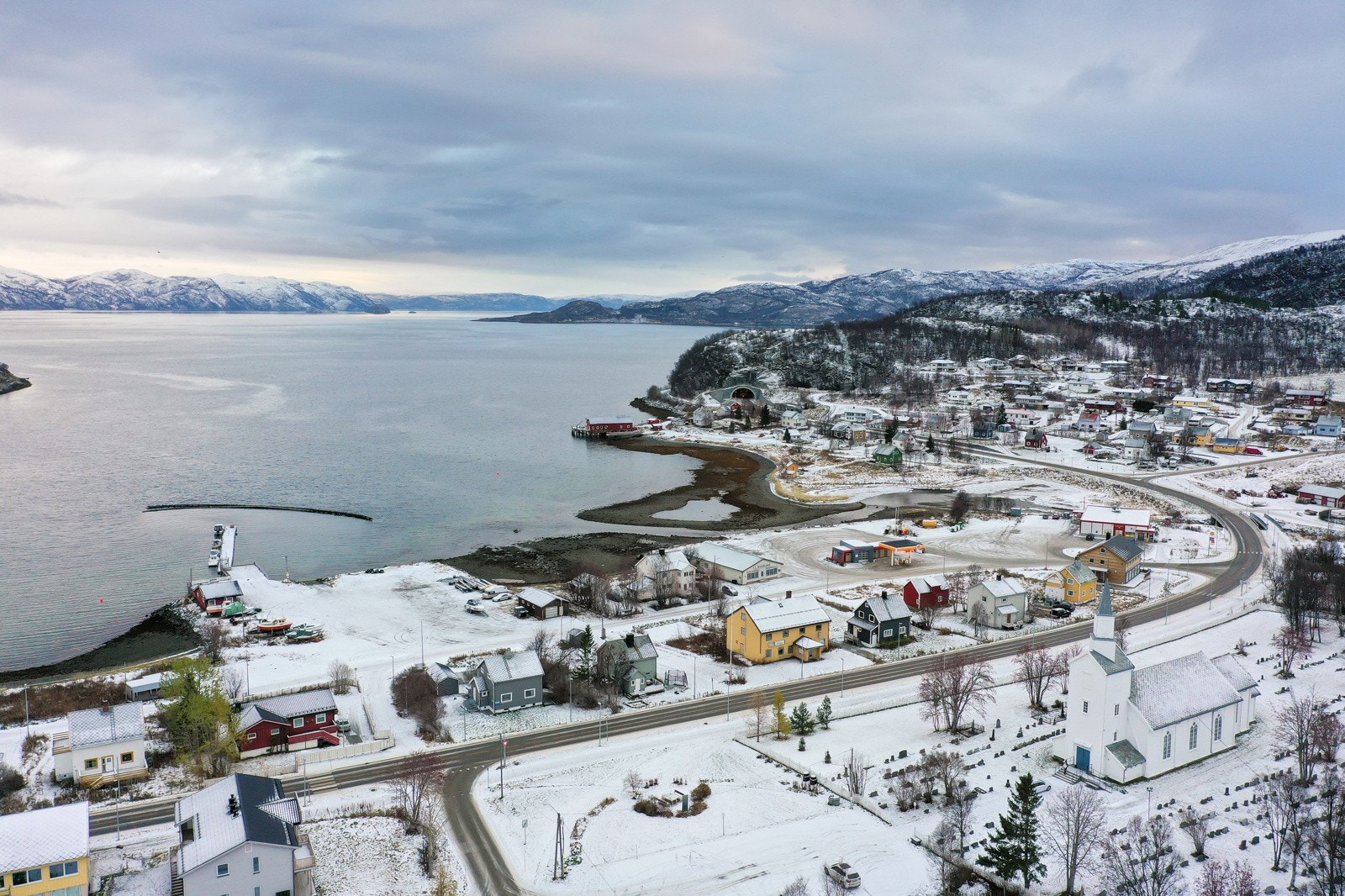 Eiendommen ligger midt i Talvik og kun ca. 100 meter fra E6 Galleribilde