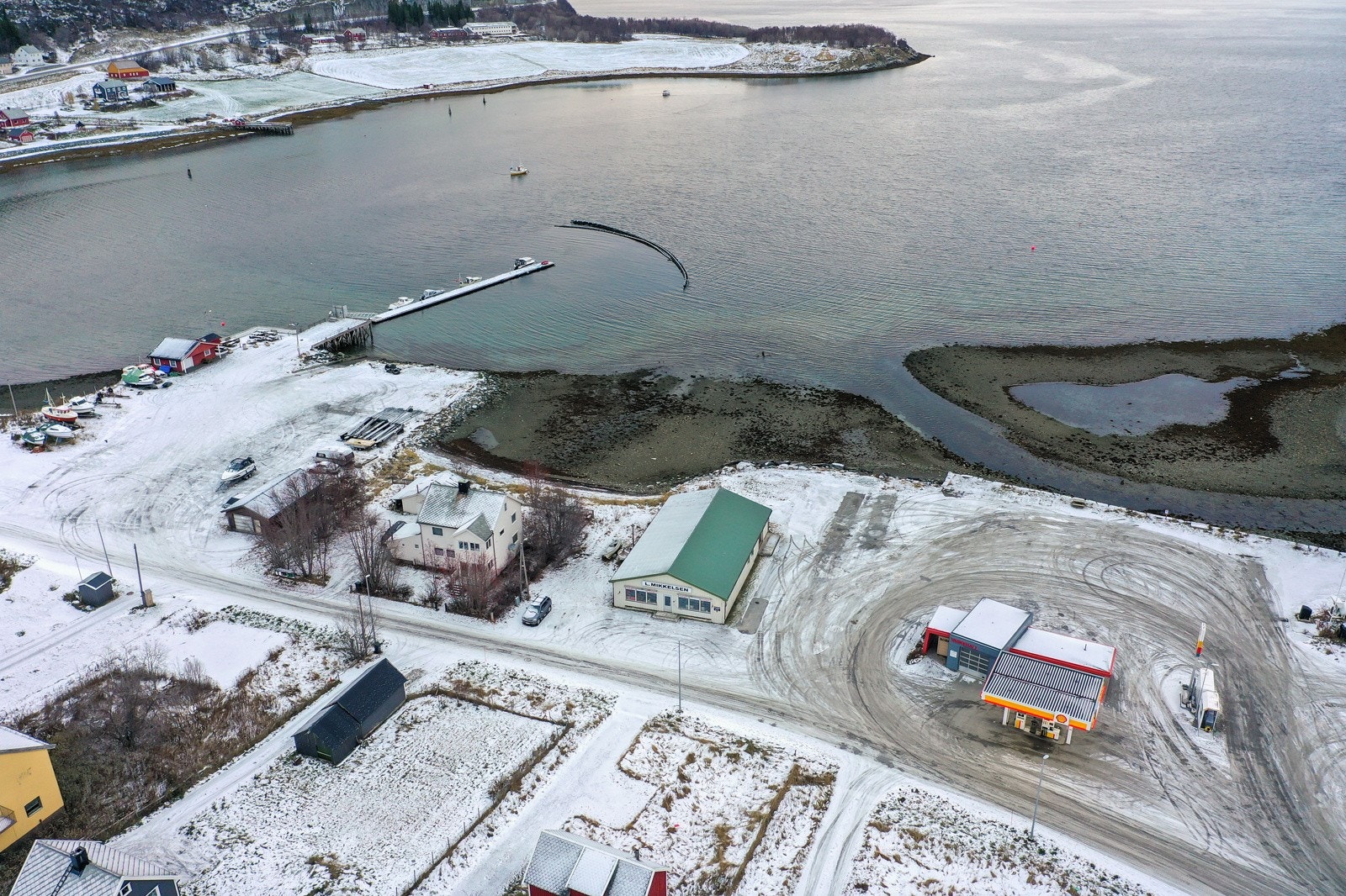 Eiendommen grenser til sjøen og har gode parkeringsarealer Galleribilde