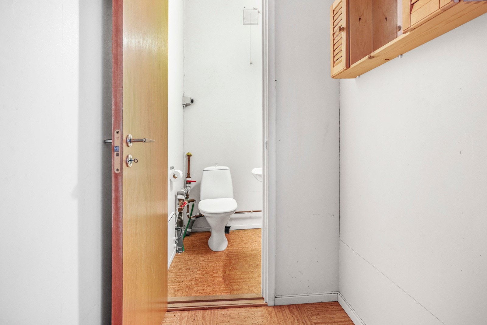 Garderobe med toalett Galleribilde