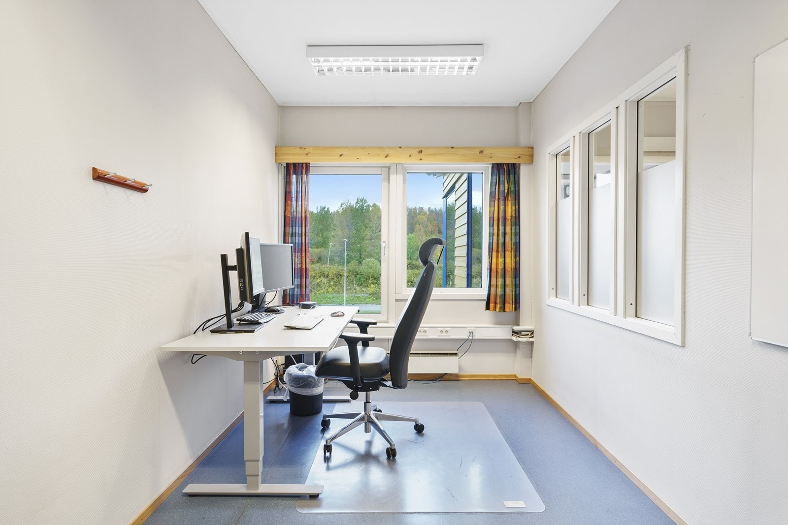 Cellekontorene har store vinduer som gir godt med dagslys. Galleribilde