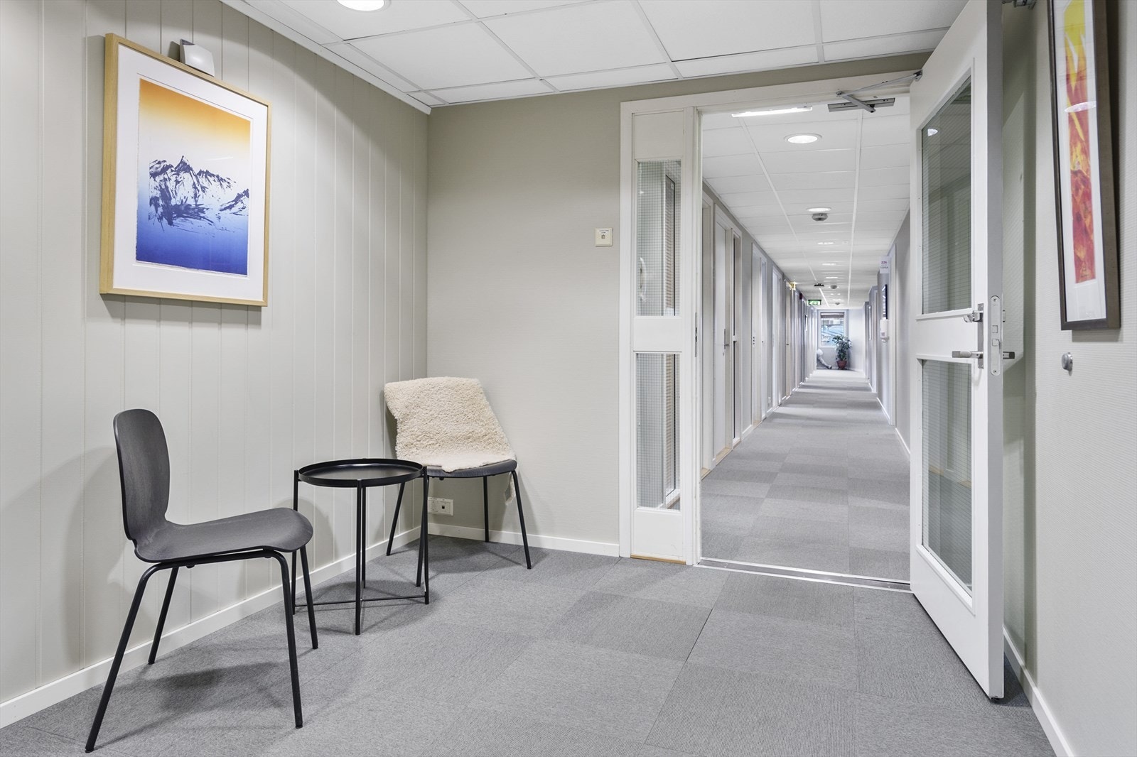 Kontorlokalene har god standard og inneholder mange cellekontor. Galleribilde