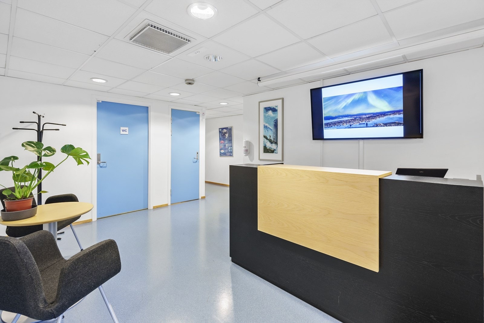 Resepsjon i kontorlokalet i 2. etasje. Galleribilde