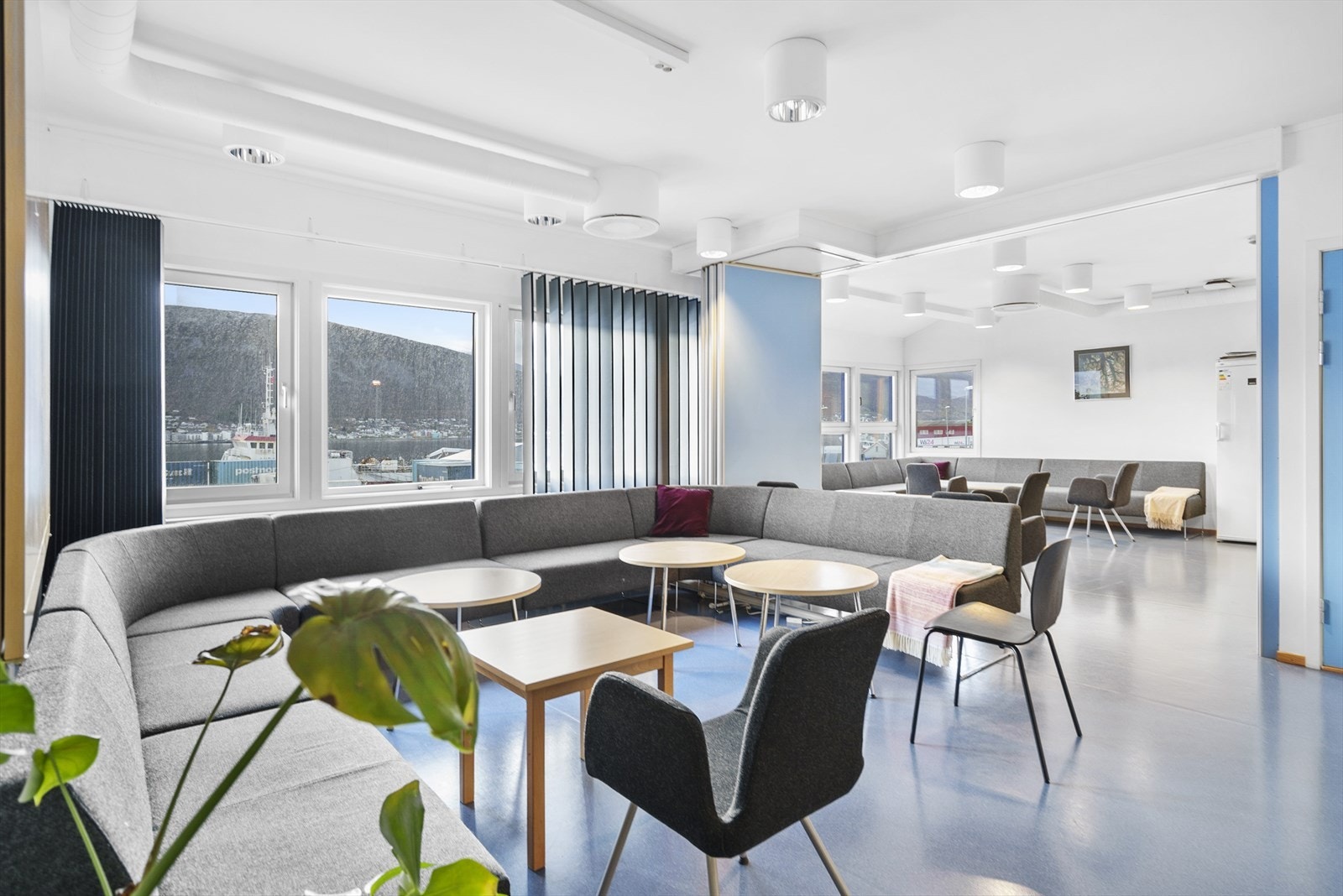 Stort spiserom med kjøkken. Rommet kan deles i 2 med foldevegg. Galleribilde