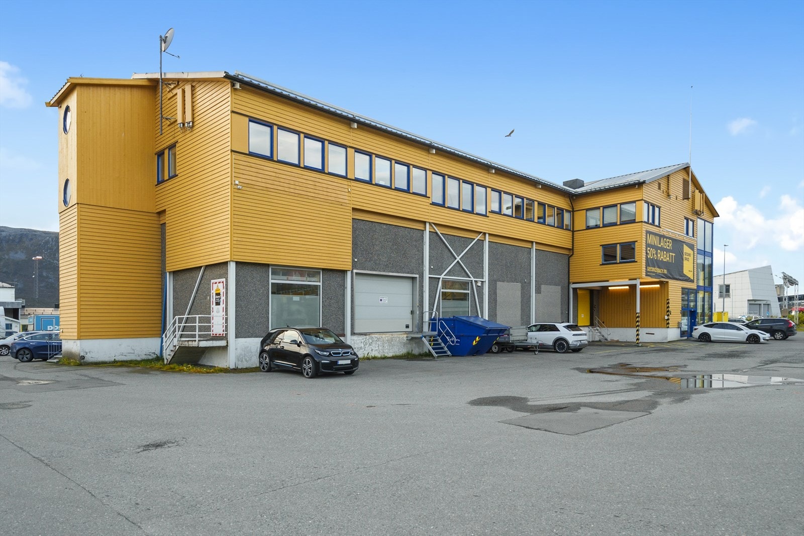 Fasade - rikelig med parkering. Galleribilde