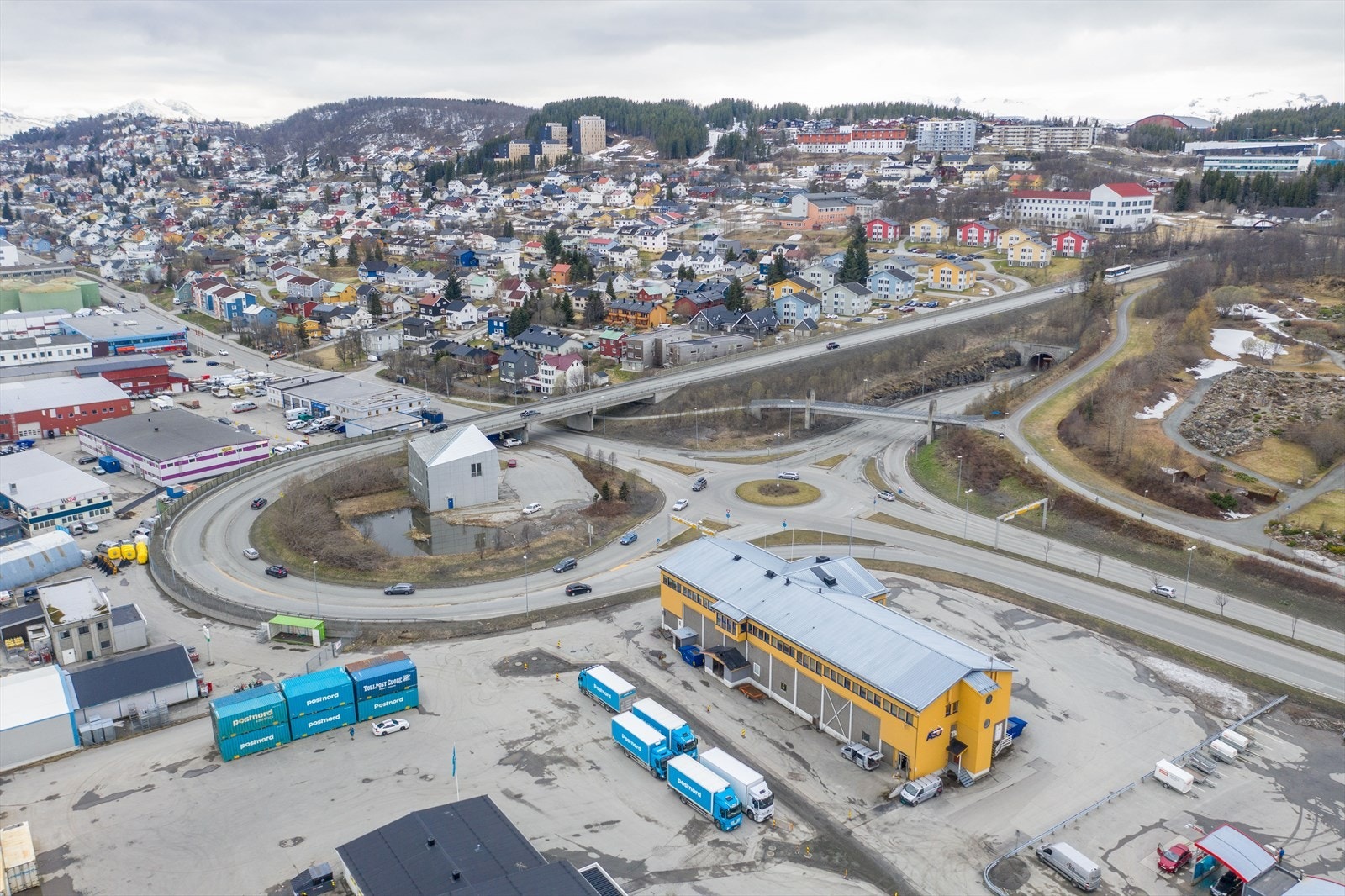 Det er god adkomst til bygget med Tverrforbindelsen og tunnelinnsalg i umiddelbar nærhet. Galleribilde