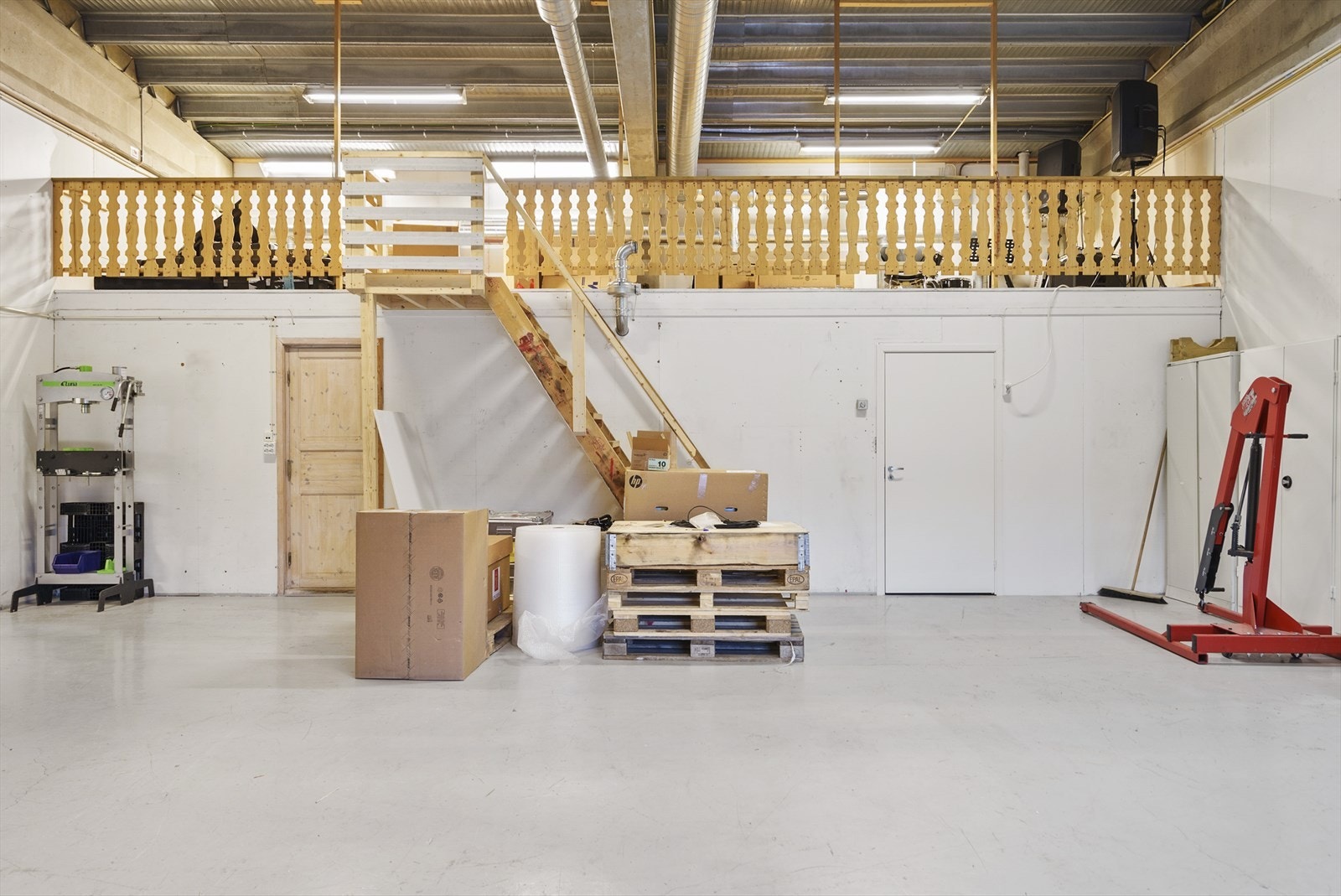 Lager med god takhøyde i 1. etasje. Galleribilde