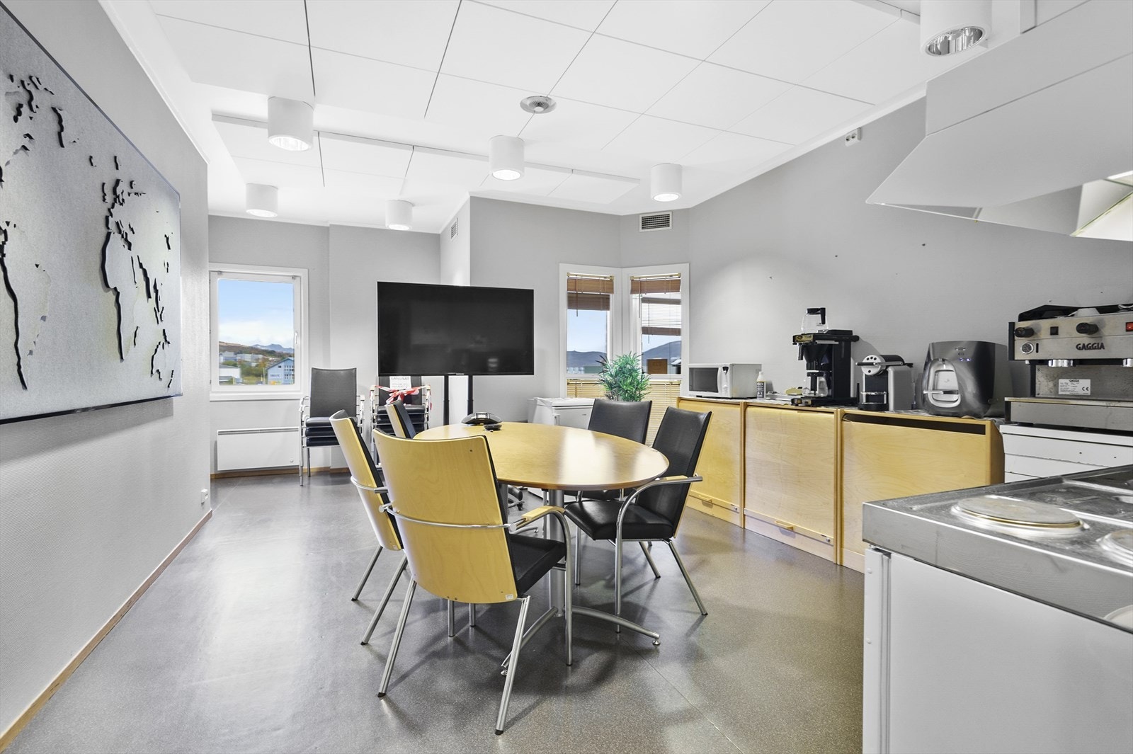 Sosial sone med kjøkkenkrok. Kan også brukes som møterom. Galleribilde