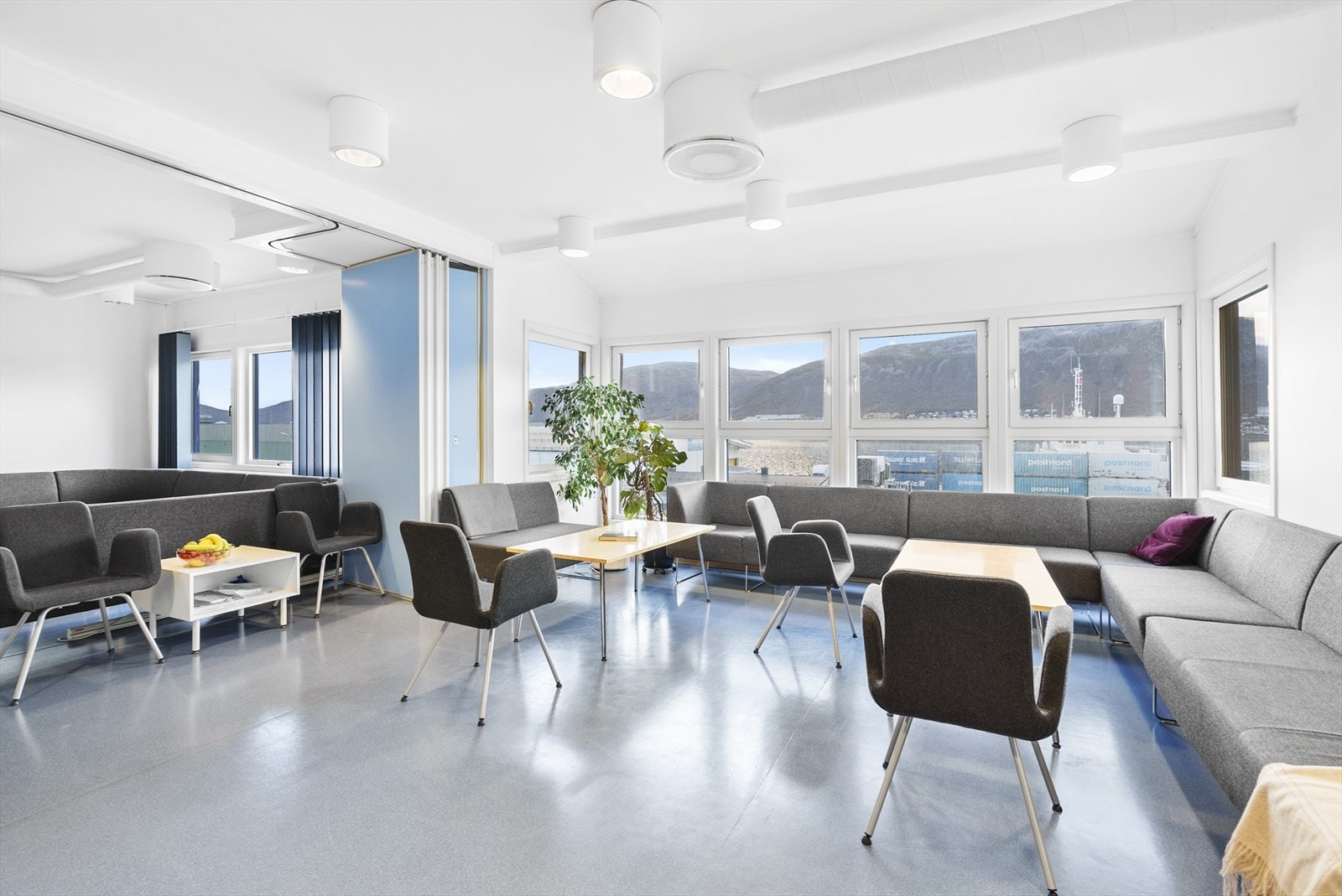 Spiserom med kjøkken - god utsikt. Galleribilde