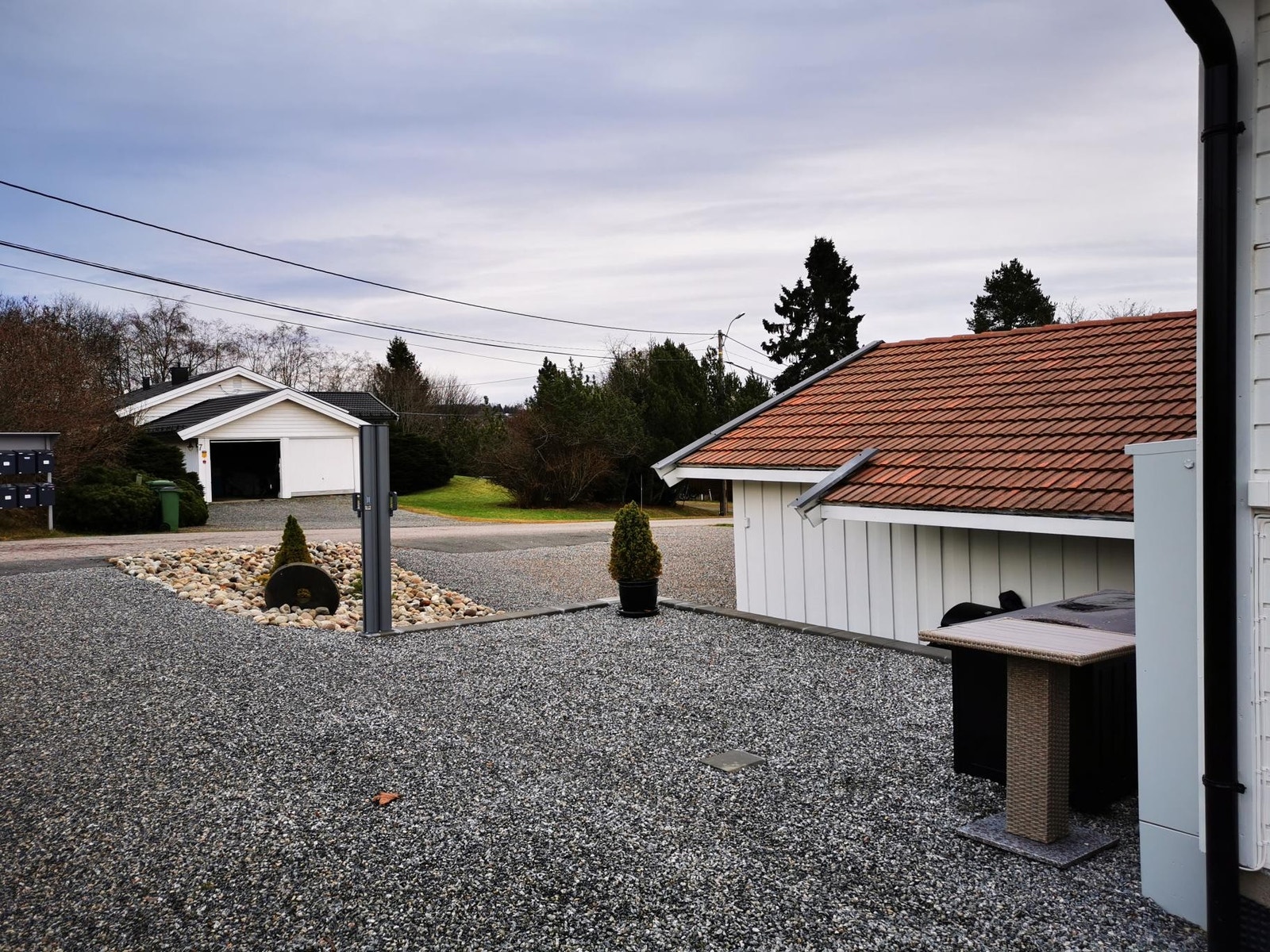 Egen uteplass med sidemarkise som skjerming ut mot veien Galleribilde