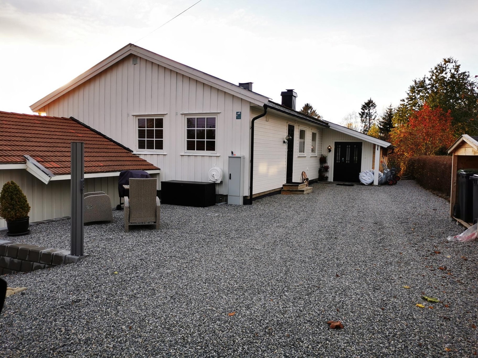 Uteplass grill og stoler om sommeren Galleribilde