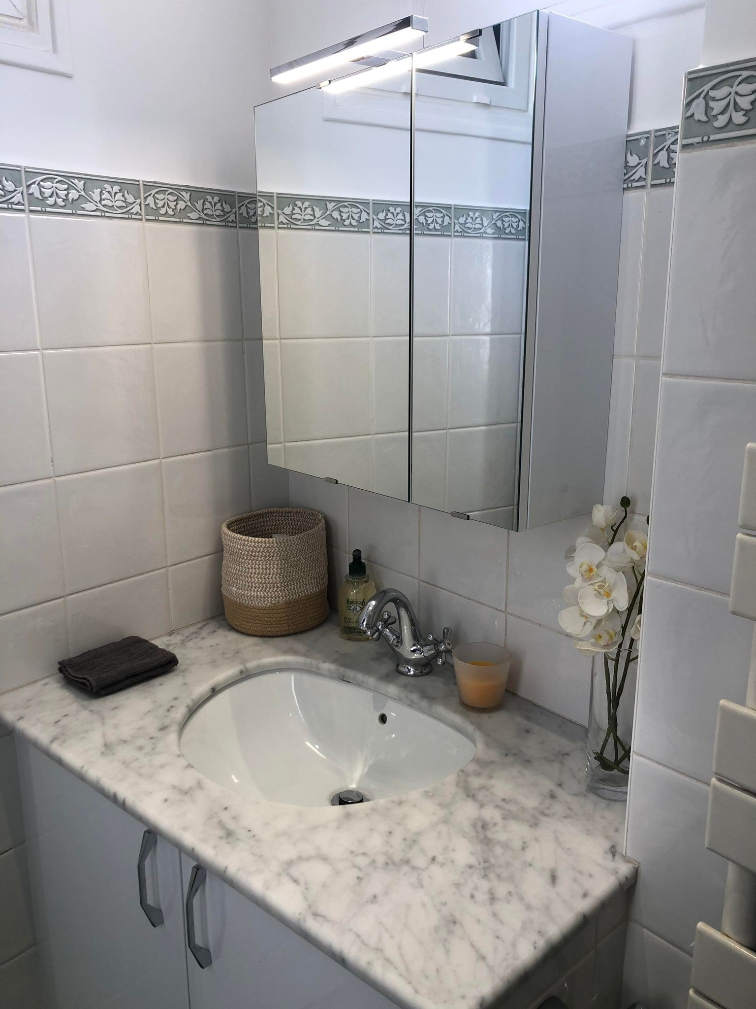 Praktisk bad med plass til oppbevaring Galleribilde