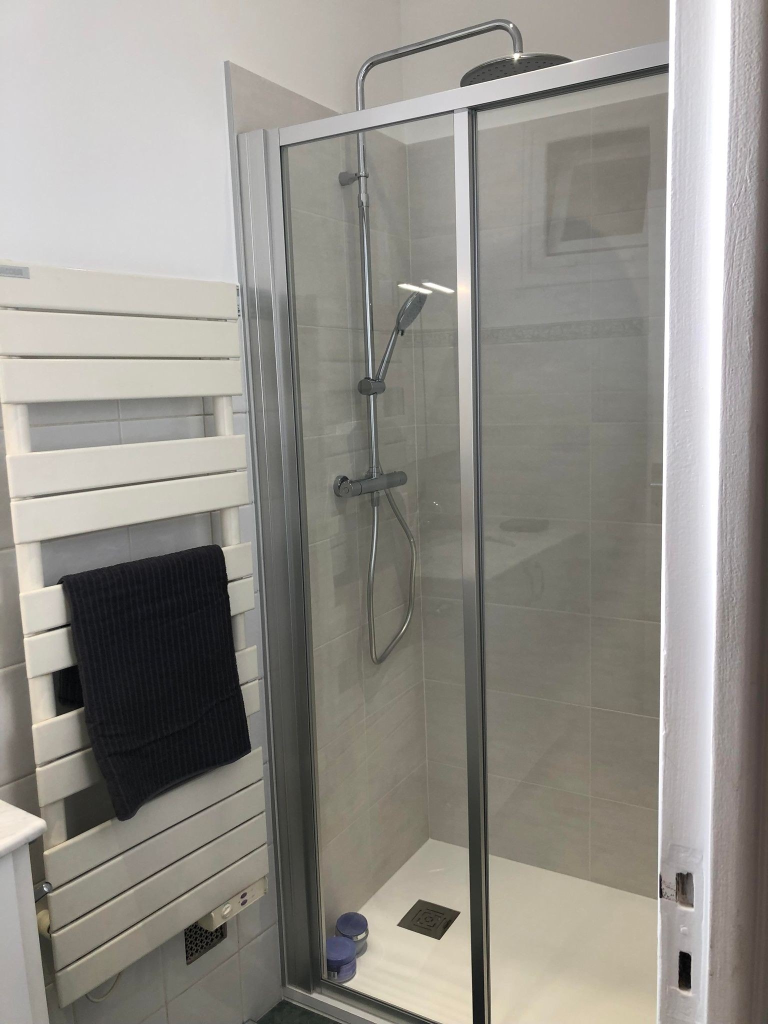 Dusj med skyvedører Galleribilde