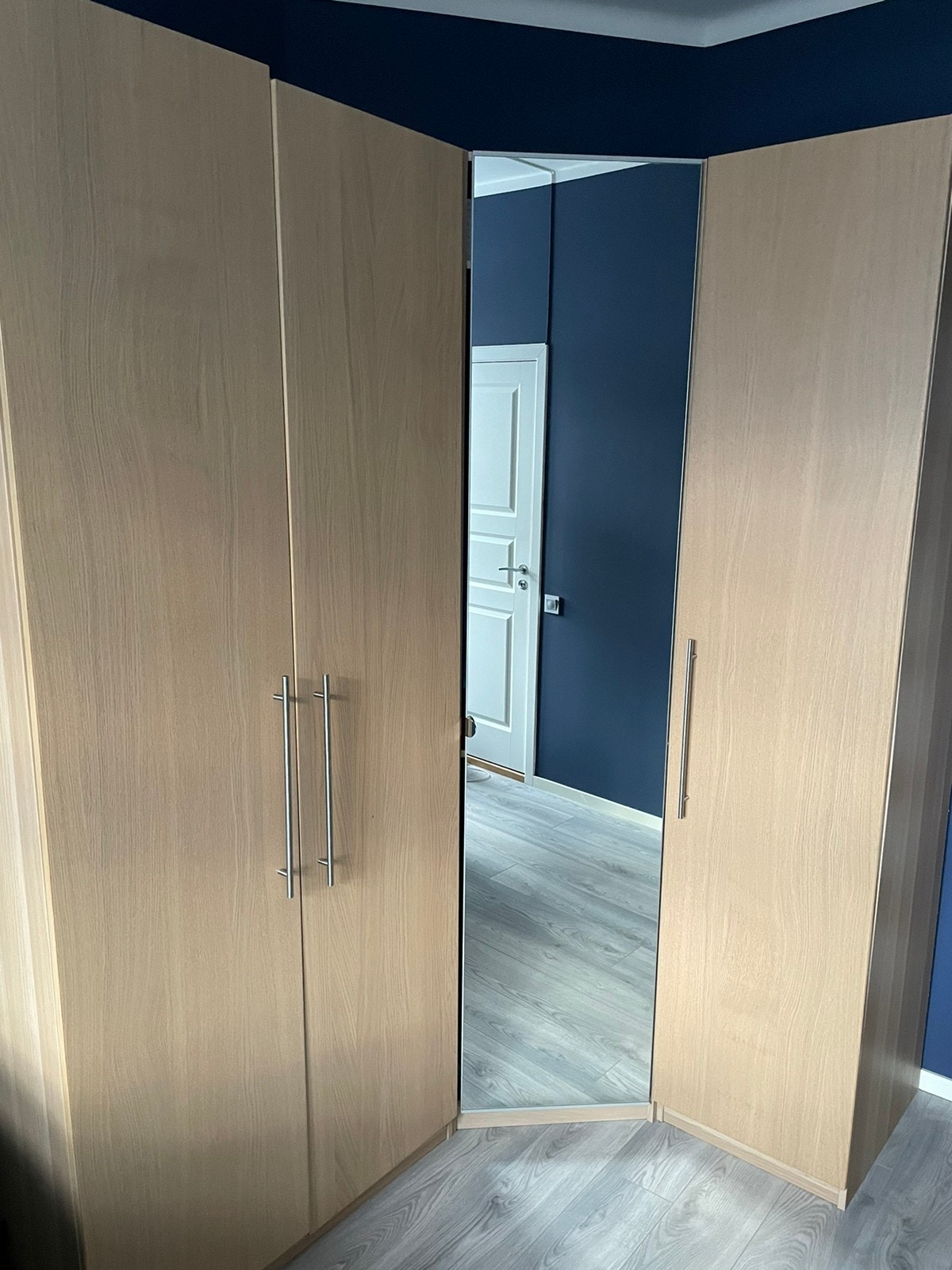 God skapplass. Speilet er også en skapdør Galleribilde