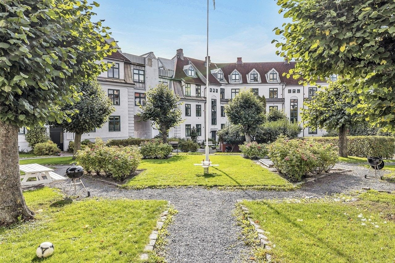 Idyllisk bakgård i Krystallpalasset Galleribilde