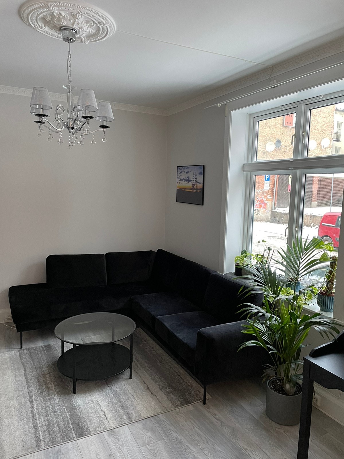 Eksempel på tidligere møblering. Vinduene har fått "up and down” plisségardiner etter bildet ble tatt. Galleribilde