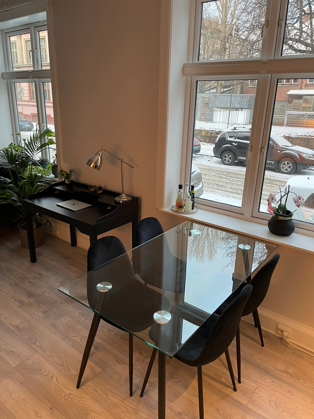 Spisebordet og stolene følger med Galleribilde