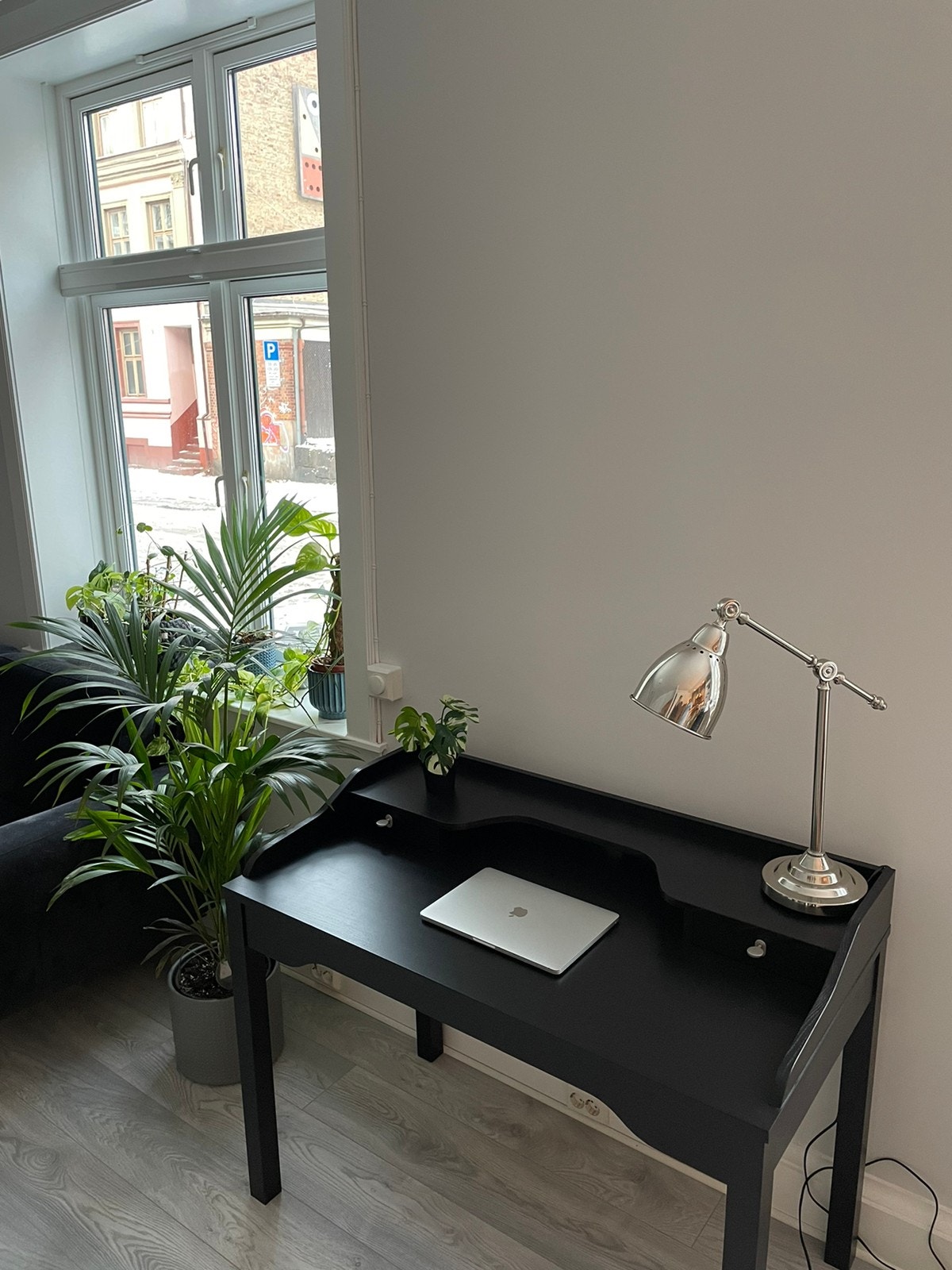 Skrivebordet følger med Galleribilde