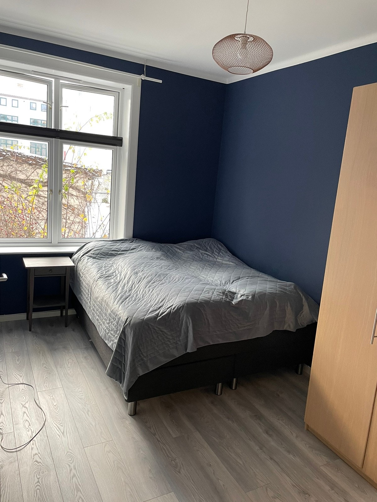 Bildet er fra en tidligere tagning, så sengen på bildet er ikke sengen som følger med Galleribilde