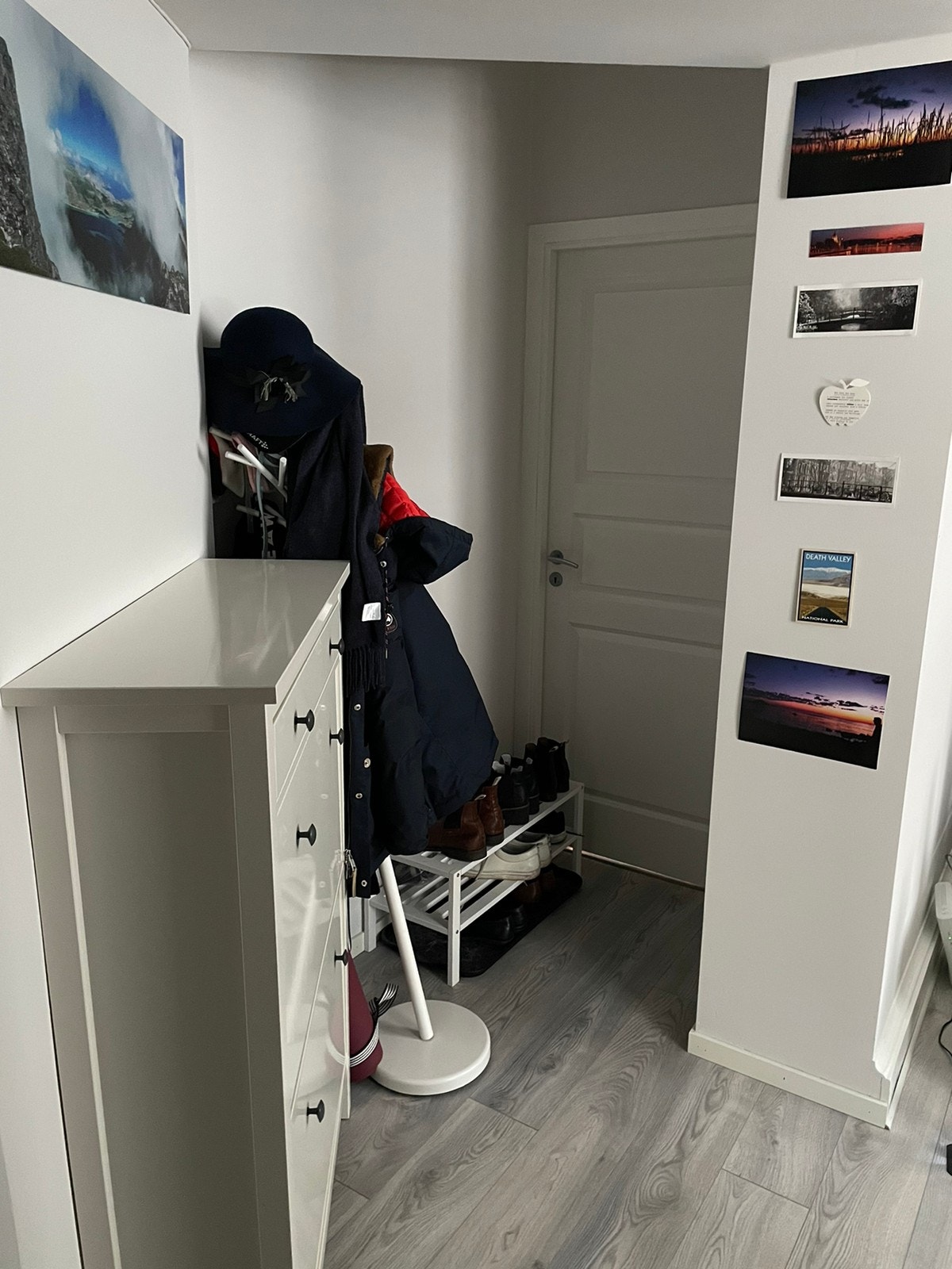 Veggmontert skoskap og skohylle på gulvet følger med Galleribilde