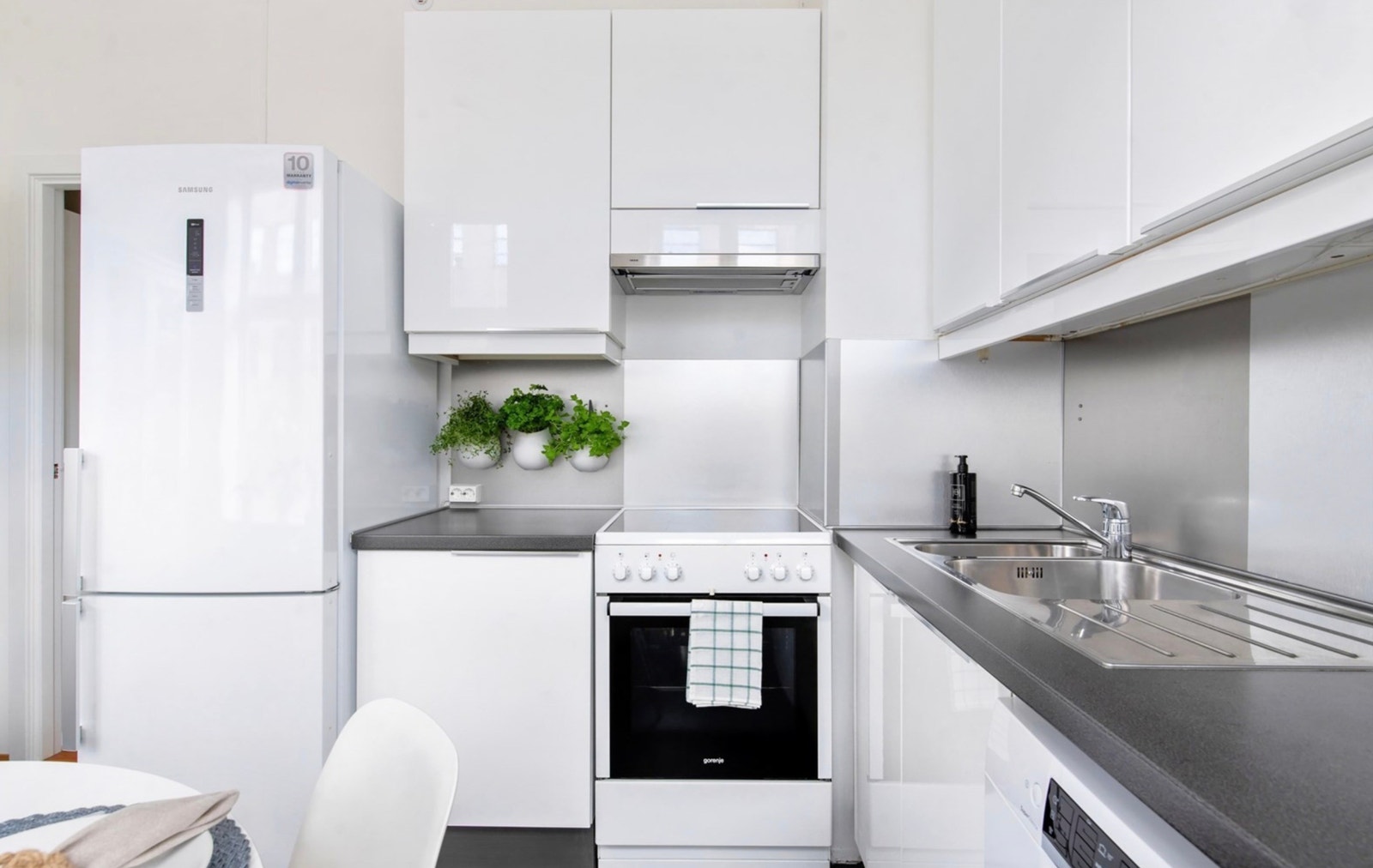 Kjøkken med alle hvitevarer samt mikro og oppvaskmaskin Galleribilde