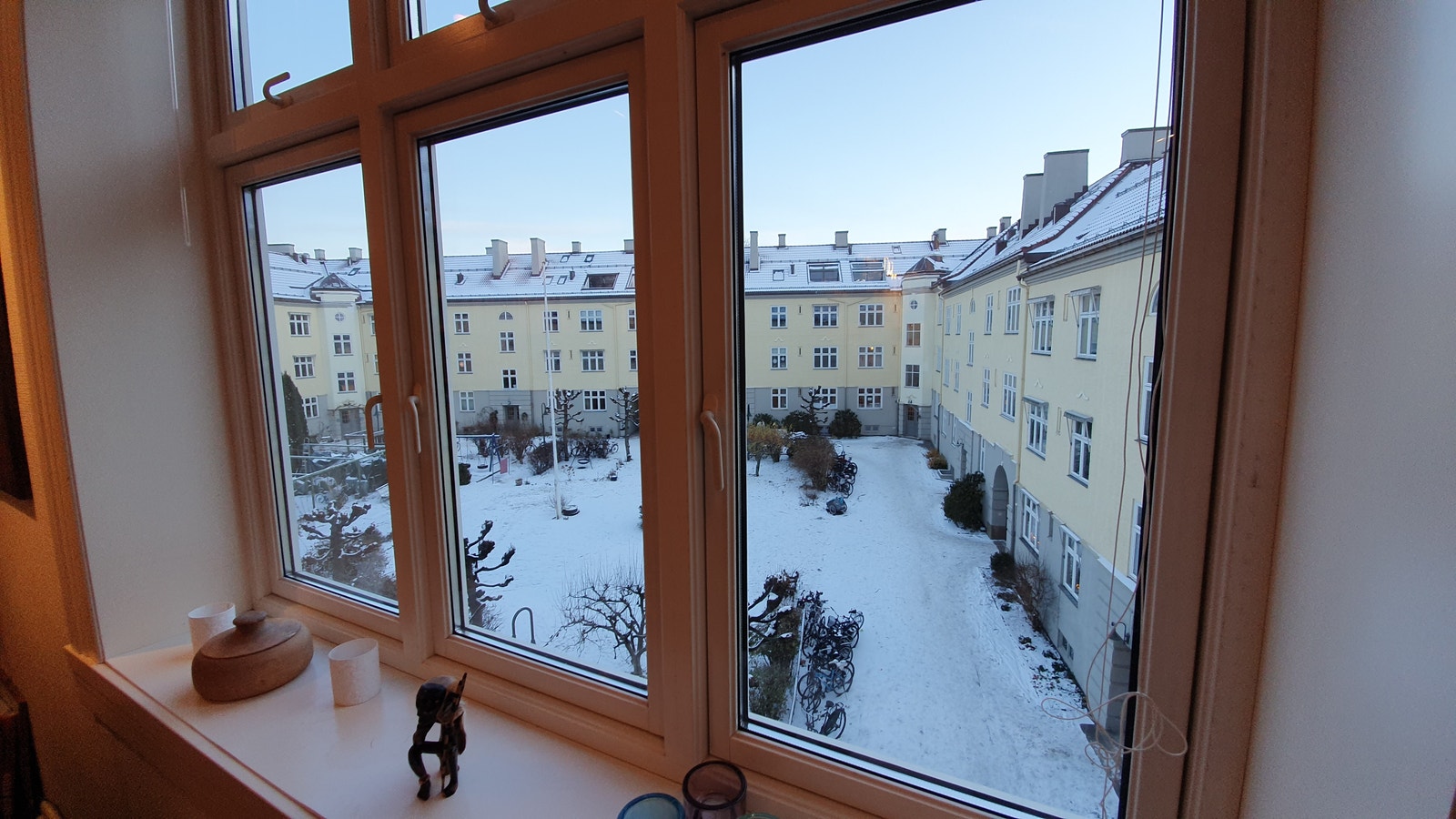 Utsikt mot bakgården fra stuevinduet. Galleribilde