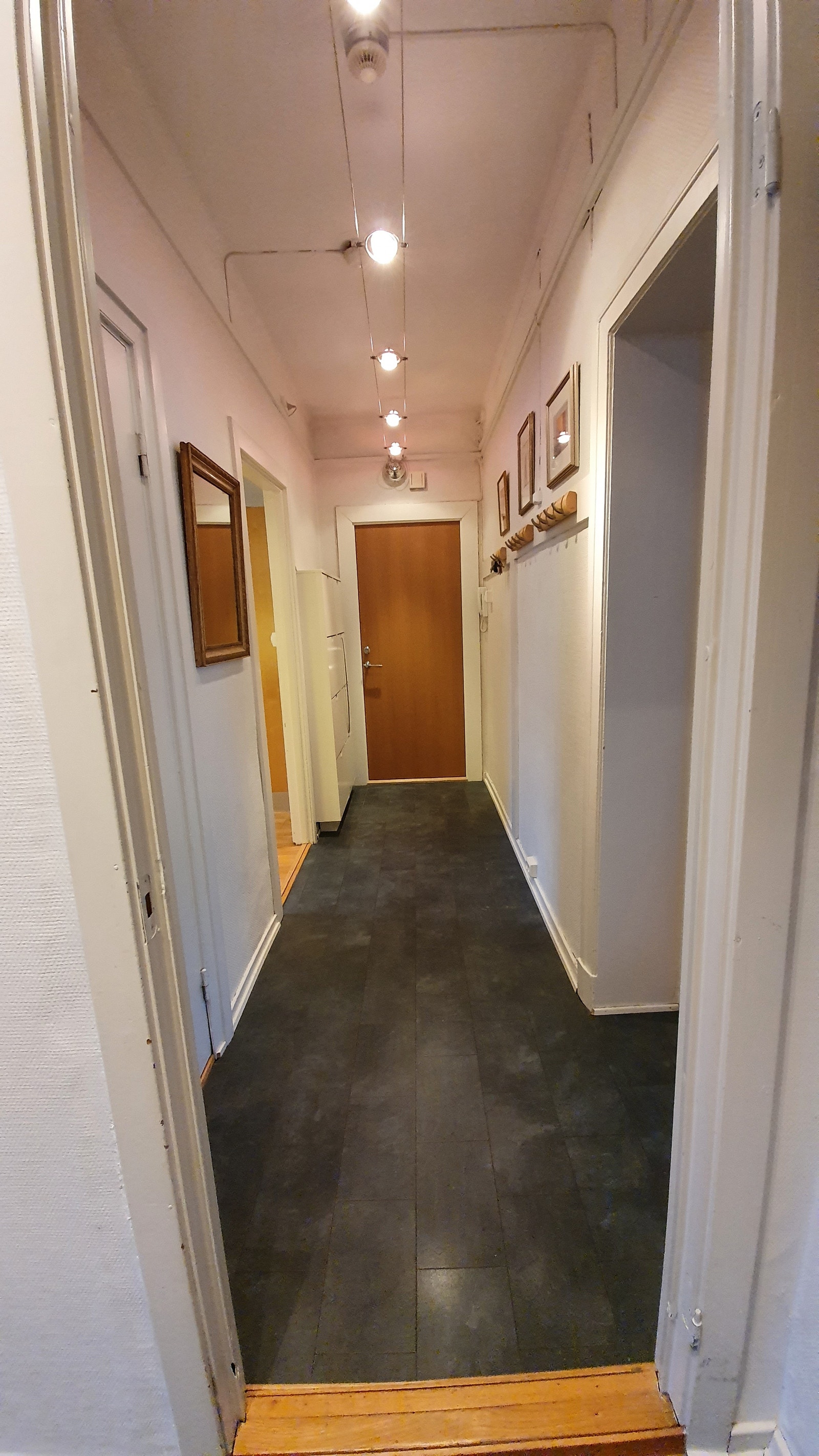 Gang med speil og praktisk skoskap, del av fellesareale. Galleribilde